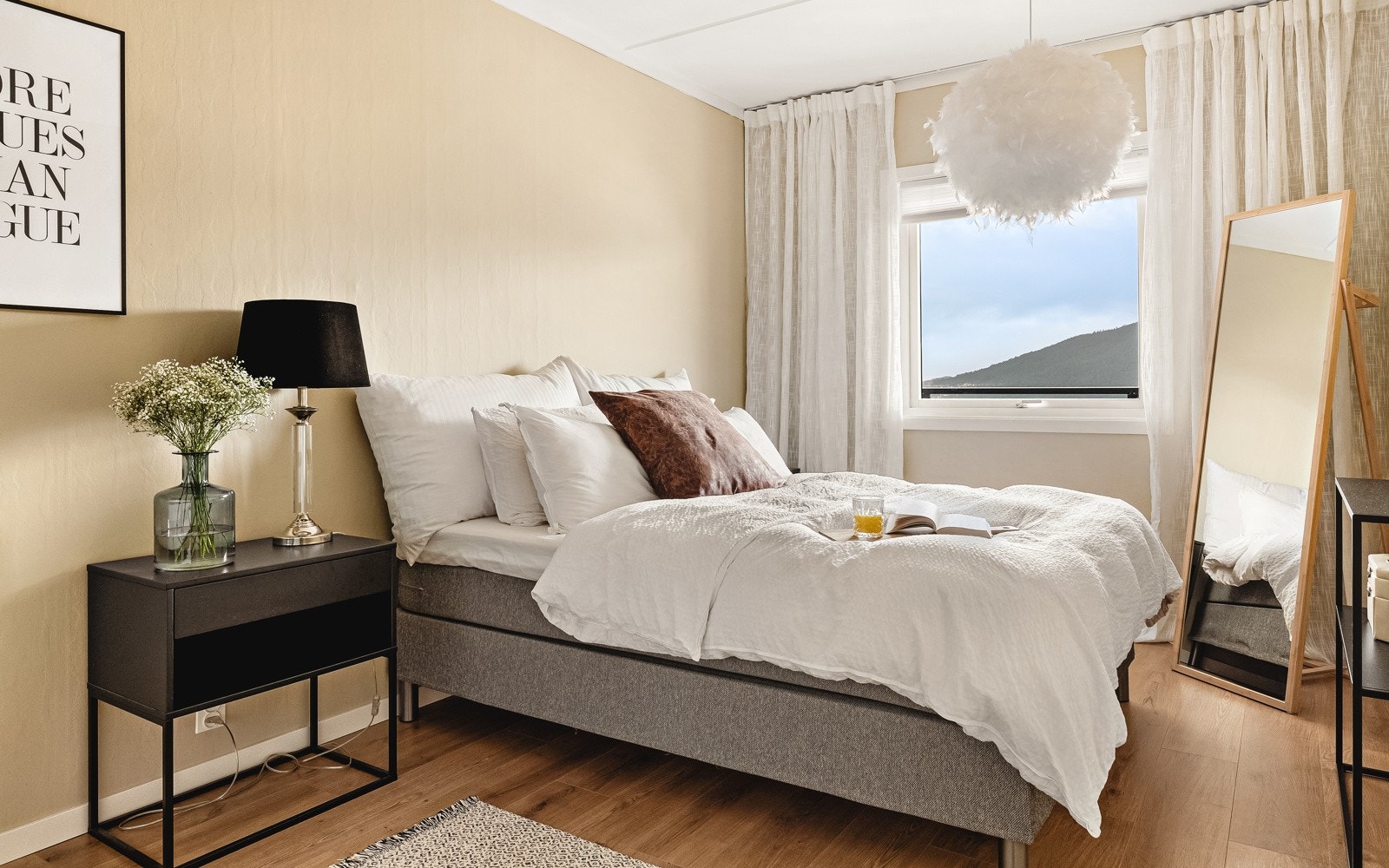 Rommet har plass til dobbeltseng, nattbord og garderobeskap. Galleribilde