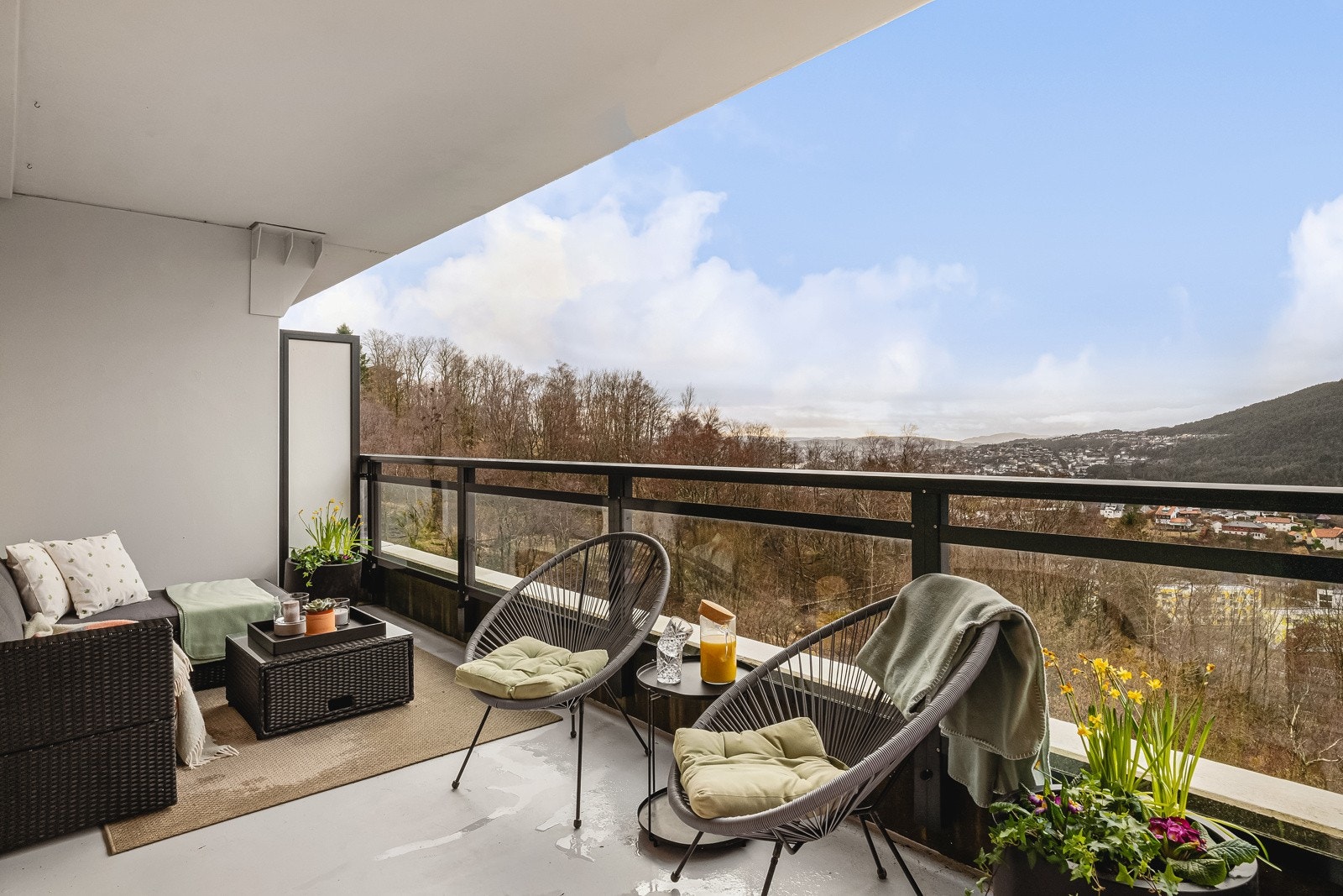 Fra stuen er det utgang til en herlig vestvendt balkong som måler hele 17 kvadratmeter. Galleribilde