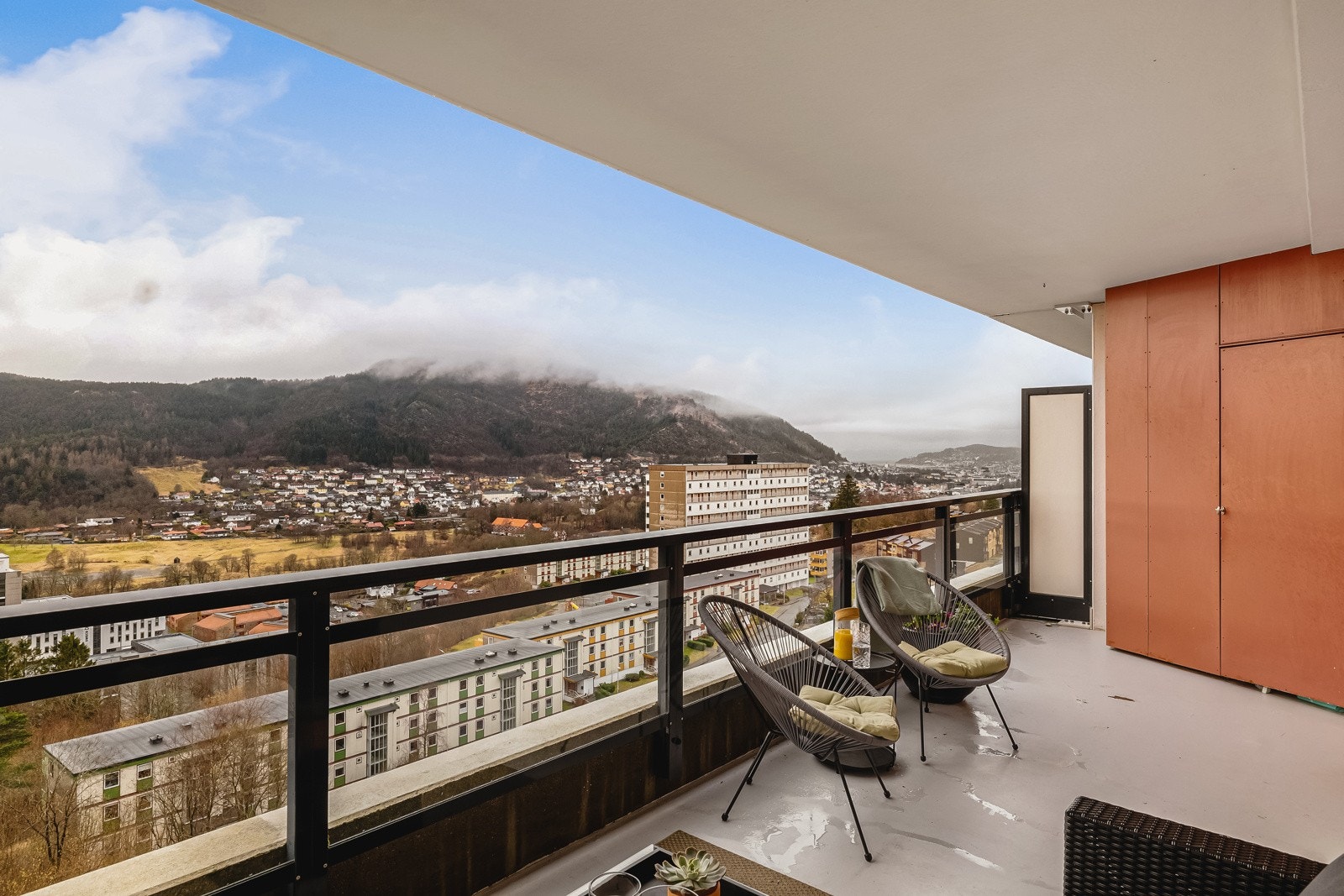 Leiligheten har en fantastisk vestvendt terrasse på hele 17 kvadratmeter. Galleribilde