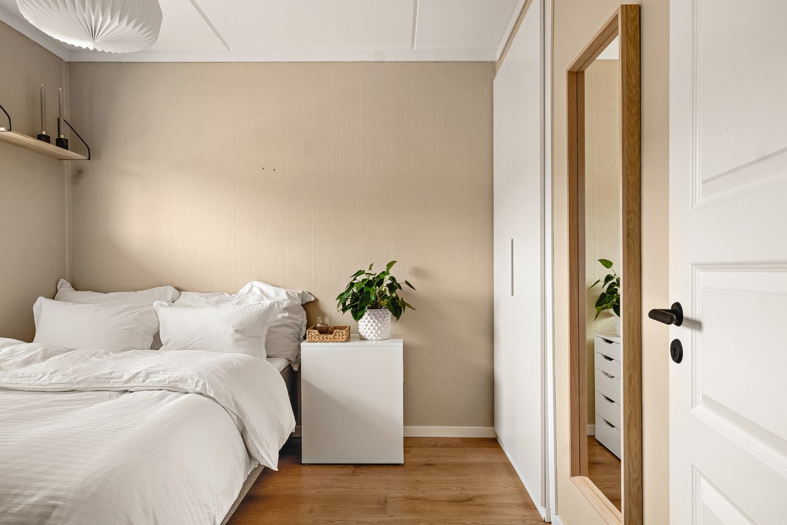 Det er god plass til seng, nattbord, og annet passende møblement. Galleribilde