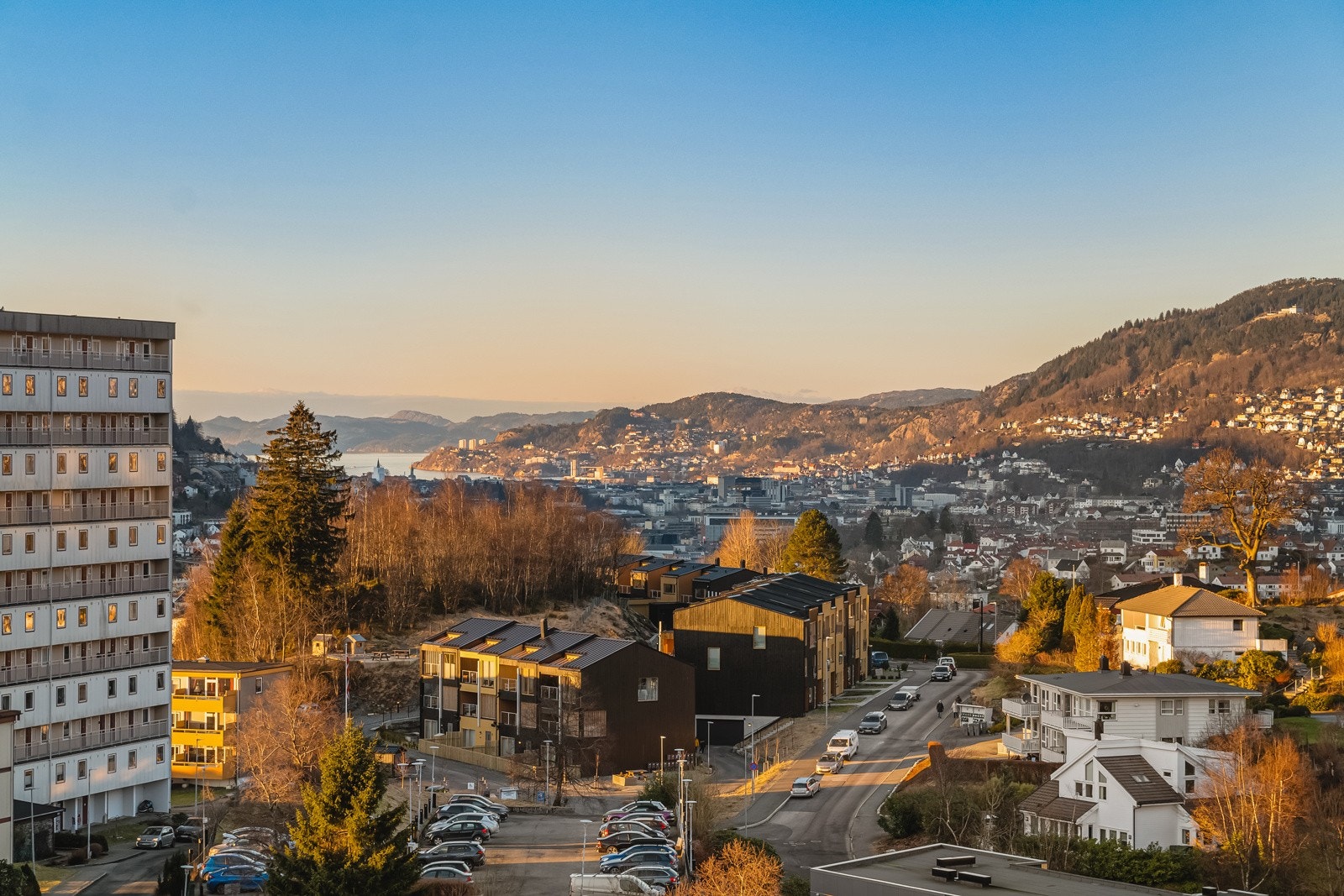 Den vestvendte beliggenheten gir fantastiske solforhold på ettermiddag og kveld, samt utsikt over Bergensdalen og Løvstakken. Galleribilde