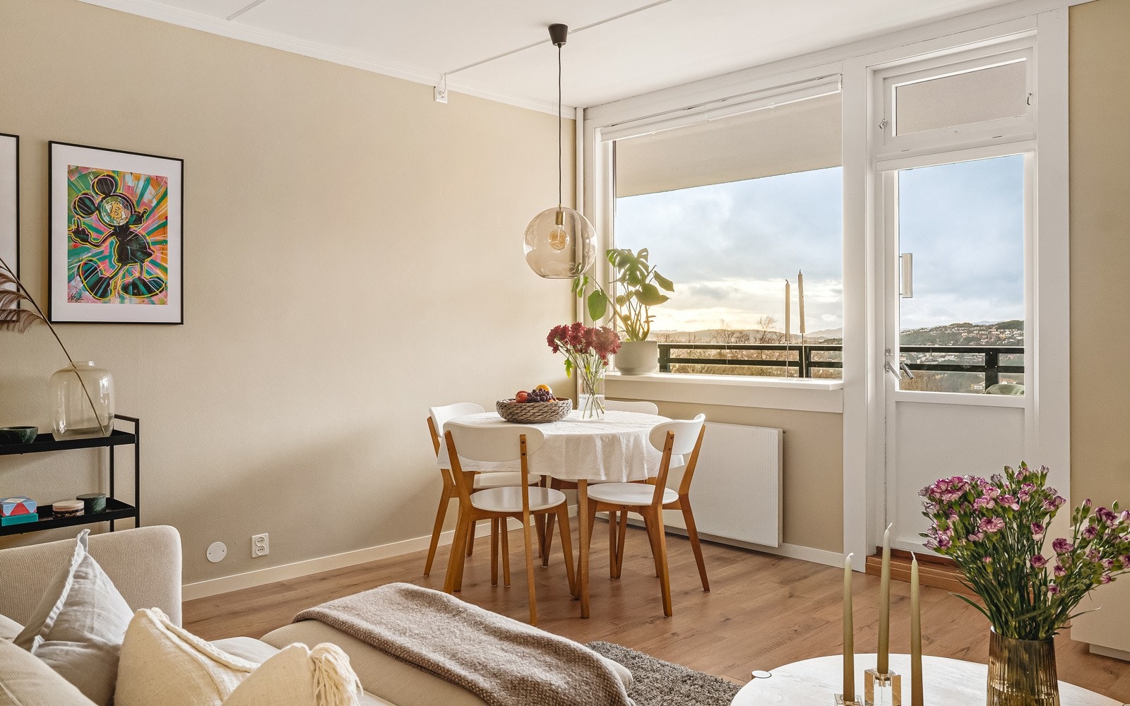 Fin en-stavs laminat og veggene er malt i en lys tone, som skaper en moderne følelse. Galleribilde