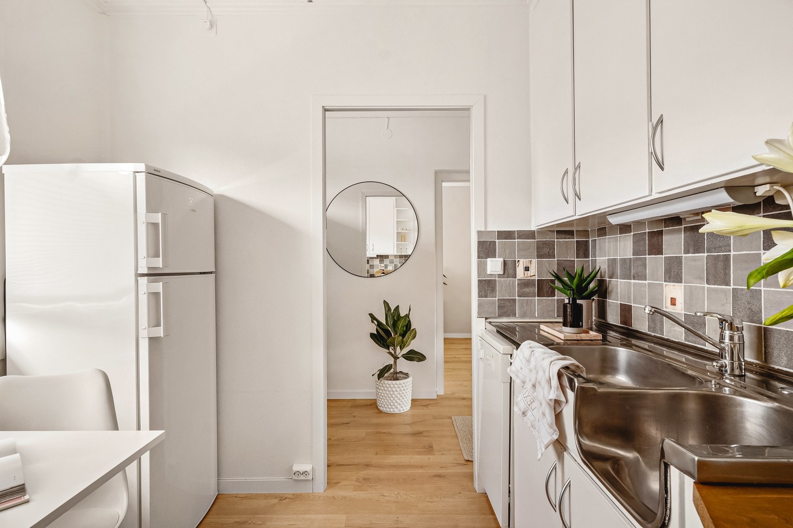 Fra leilighetens inngangsparti er det tilkomst til kjøkkenet. Galleribilde