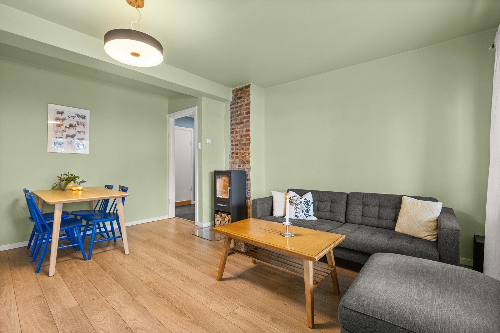 Stuen har god plass til sofa og spisebord Galleribilde