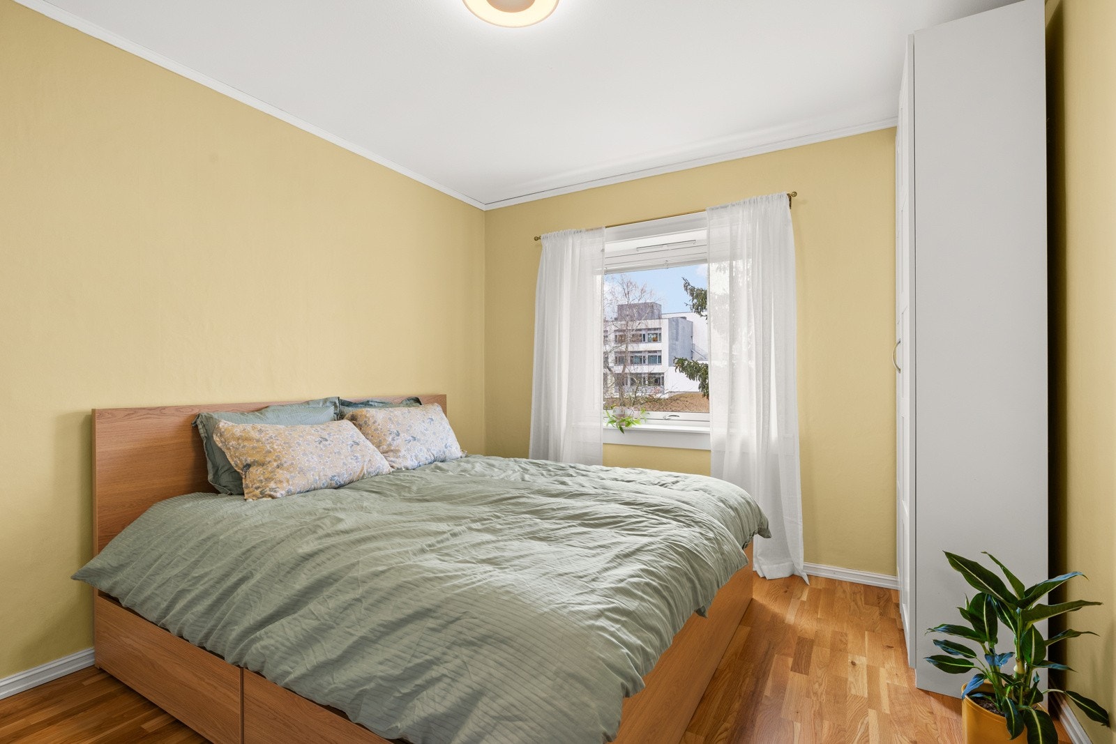 Romslig soverom med god plass til dobbeltseng Galleribilde