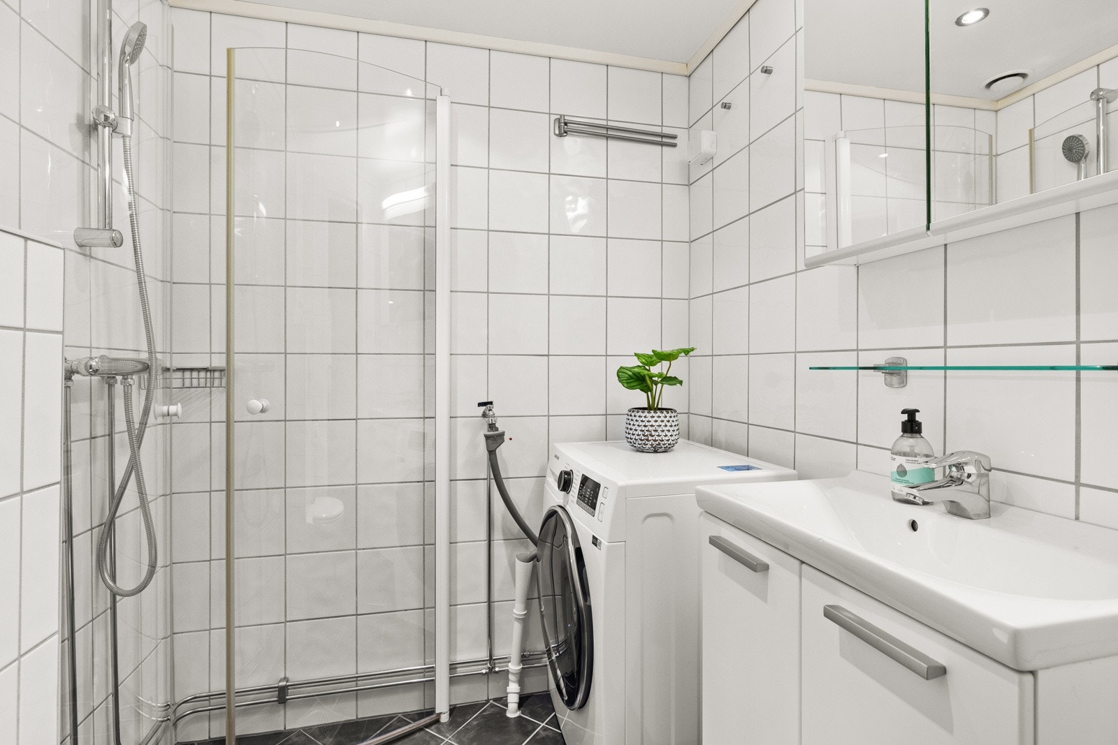 Flislagt baderom med gulvvarme som er renovert i regi av borettslaget i 2004/05 Galleribilde