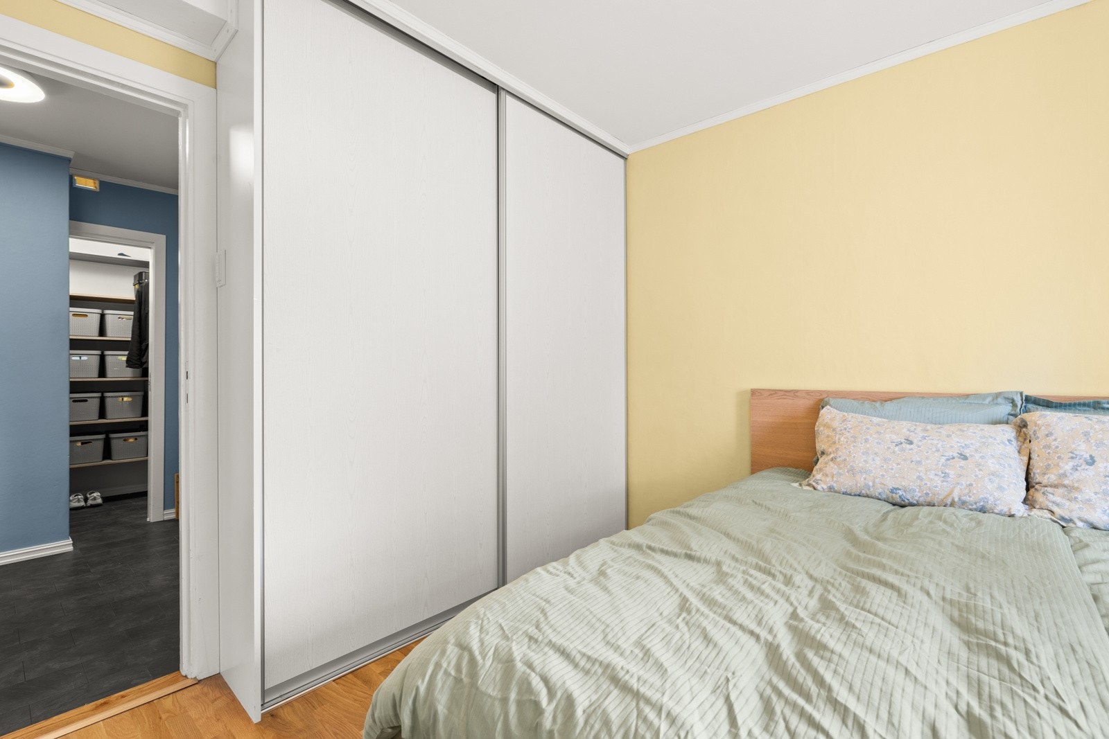 Praktisk skyvedørsgarderobe med god oppbevaringsplass Galleribilde