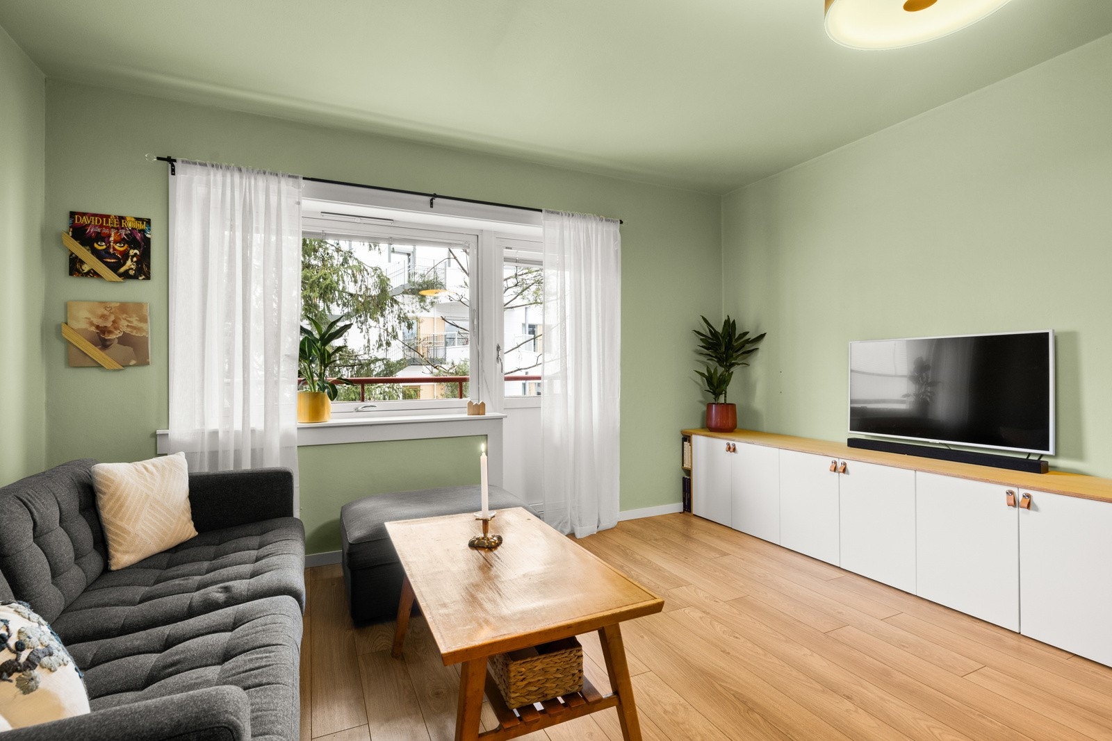 Vindusflater mot vest som slipper inn godt med dagslys Galleribilde