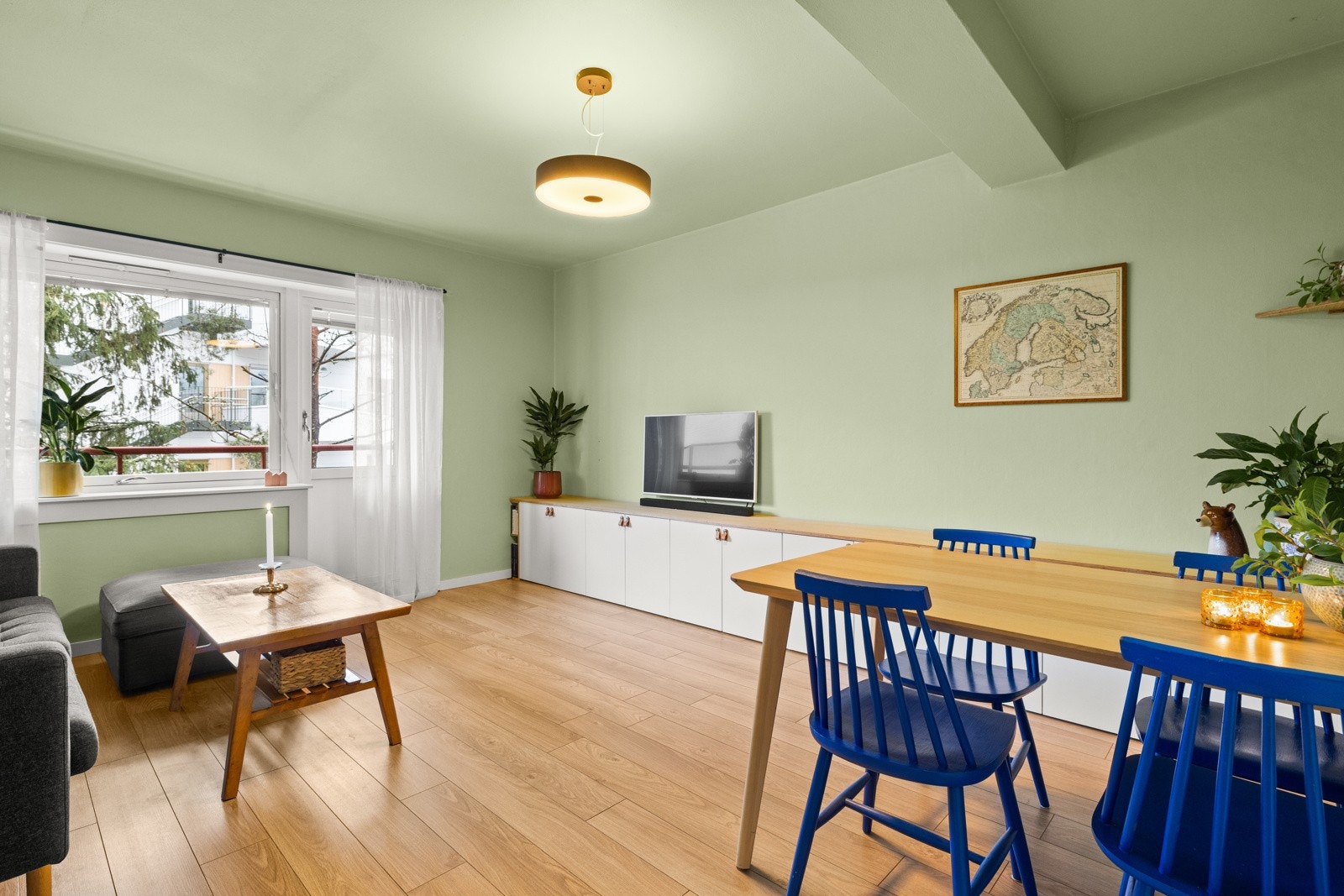 Overflater malt i stilfulle farger. De fleste overfalter malt i 2022-2024 Galleribilde