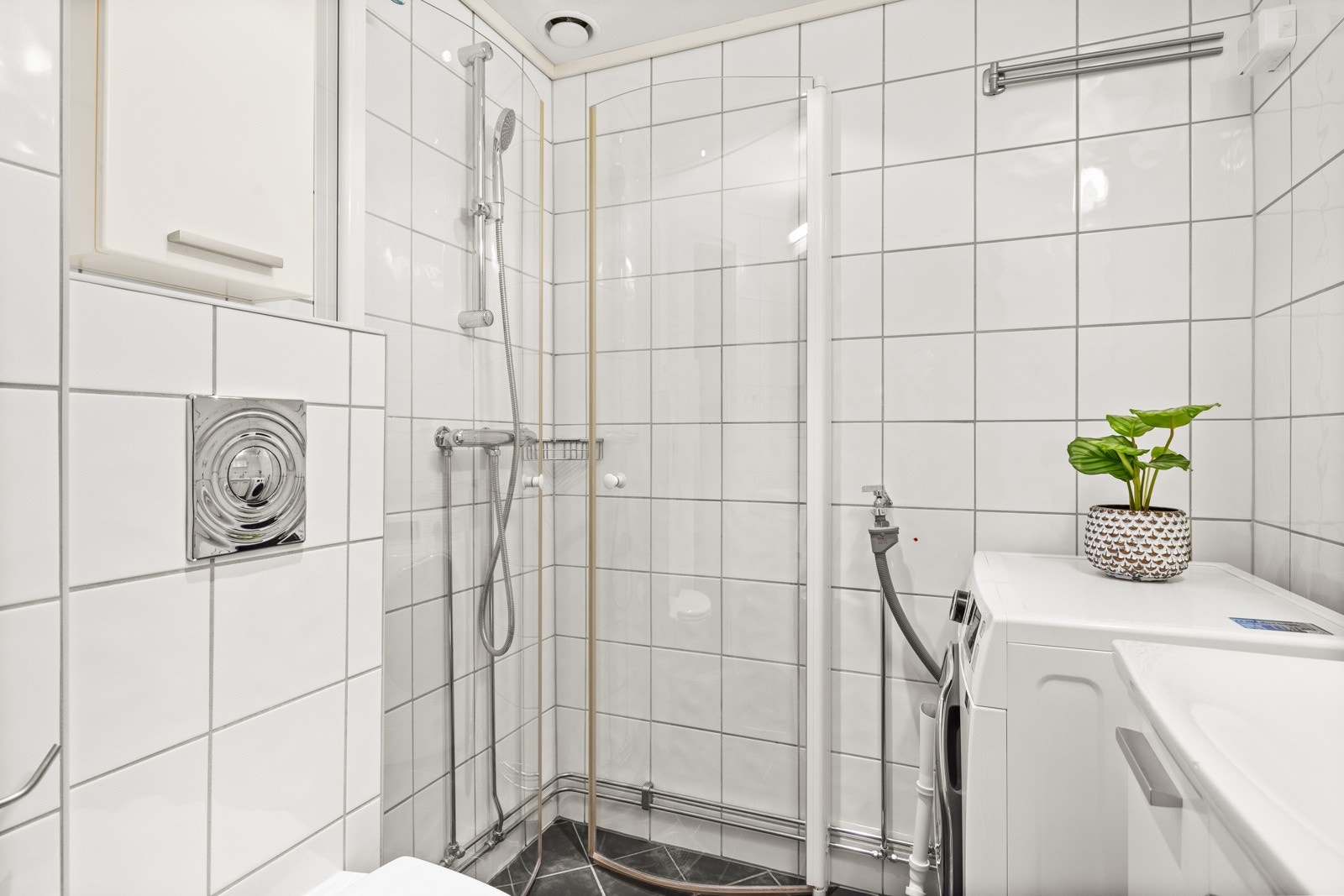 Utstyrt med bl.a. vegghengt wc, downlights og opplegg for vaskemaskin Galleribilde