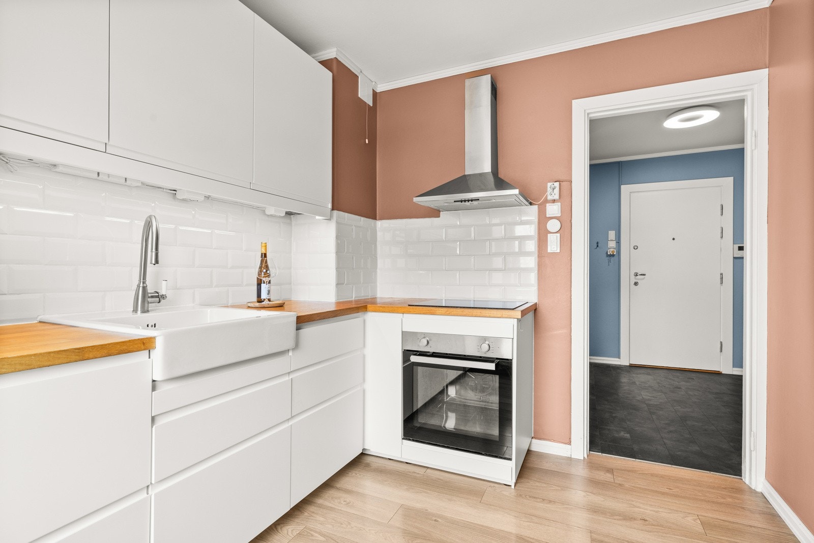 Separat kjøkken med innredning fra Ikea montert i 2016 Galleribilde