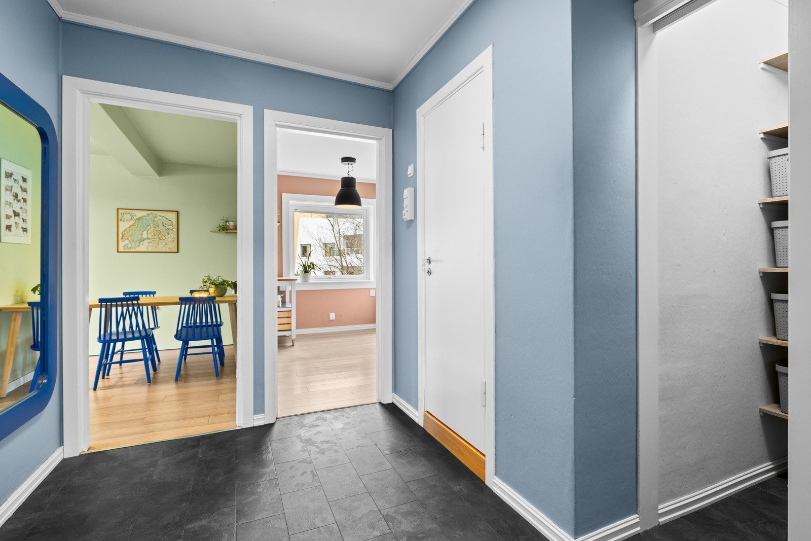 Entré med praktisk innvendig bod i direkte tilknytning Galleribilde