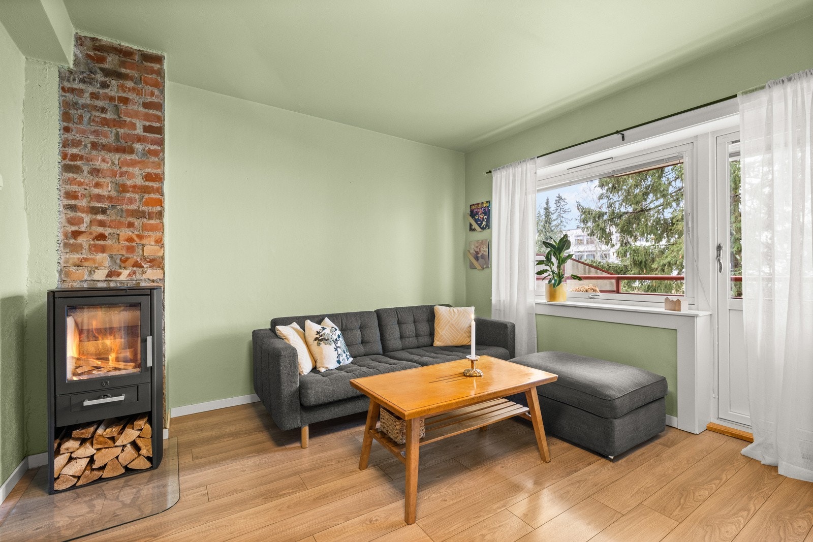 I stuen er det peisovn som avgir godt med varme Galleribilde