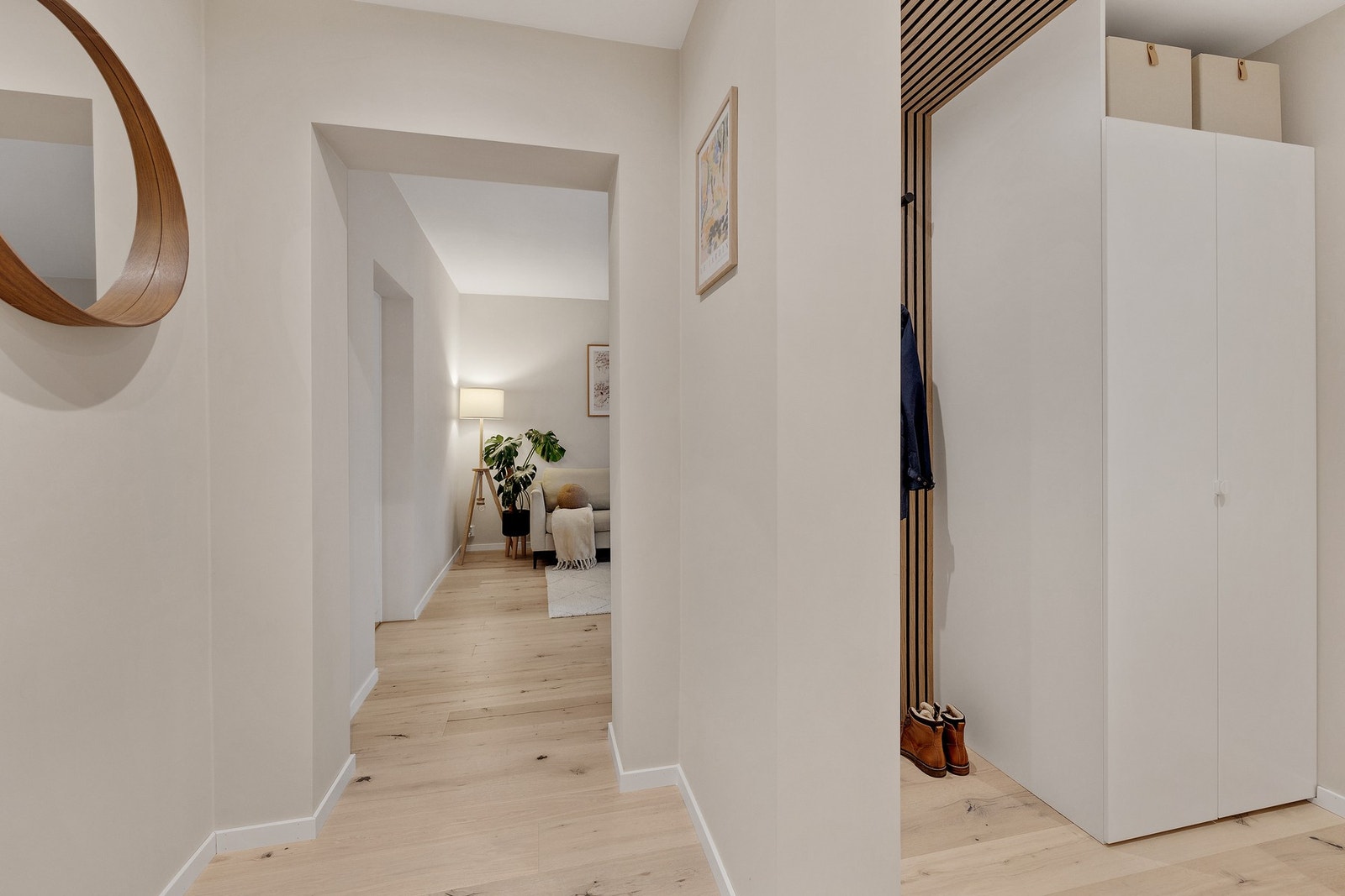 Innbydende gang - Skap med opplegg for vaskemaskin og tørketrommel Galleribilde