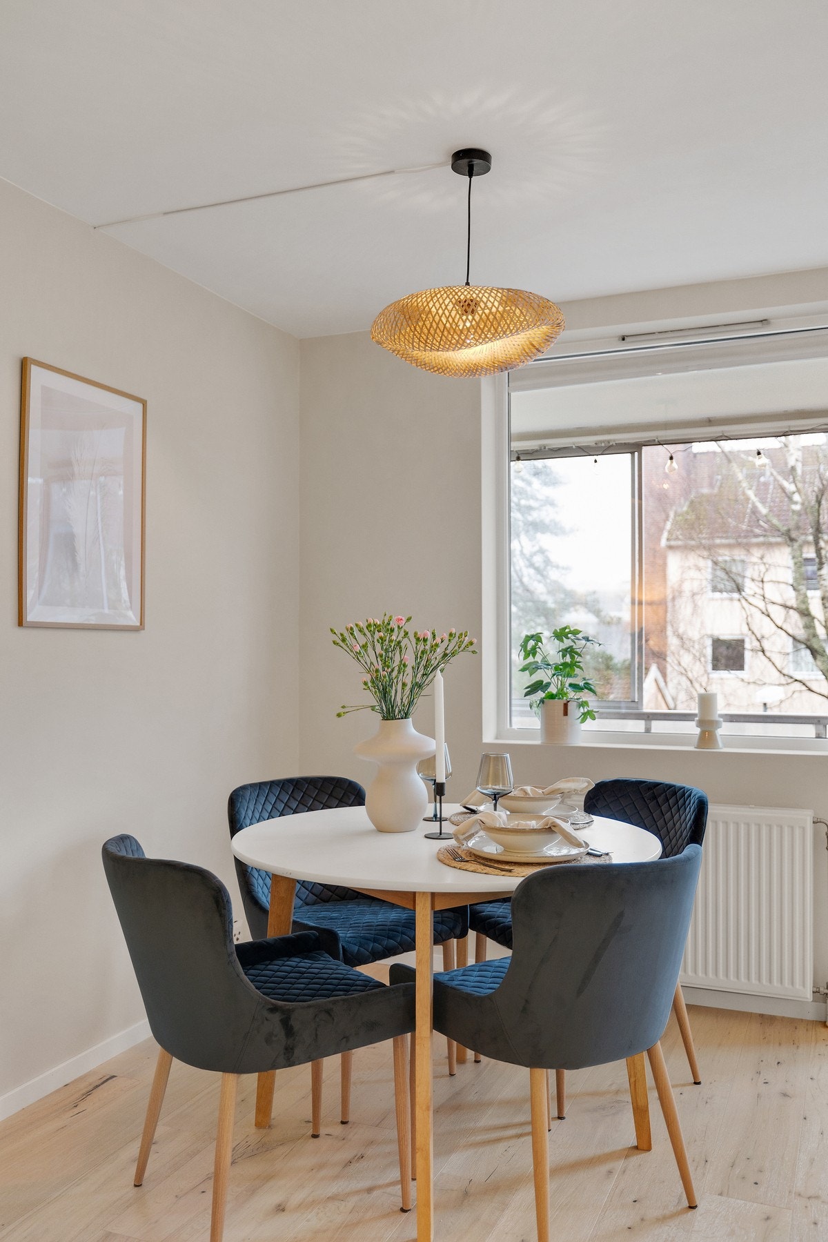 Koselig spisebord - Her kan man nyte et herlig måltid med venner og familie Galleribilde