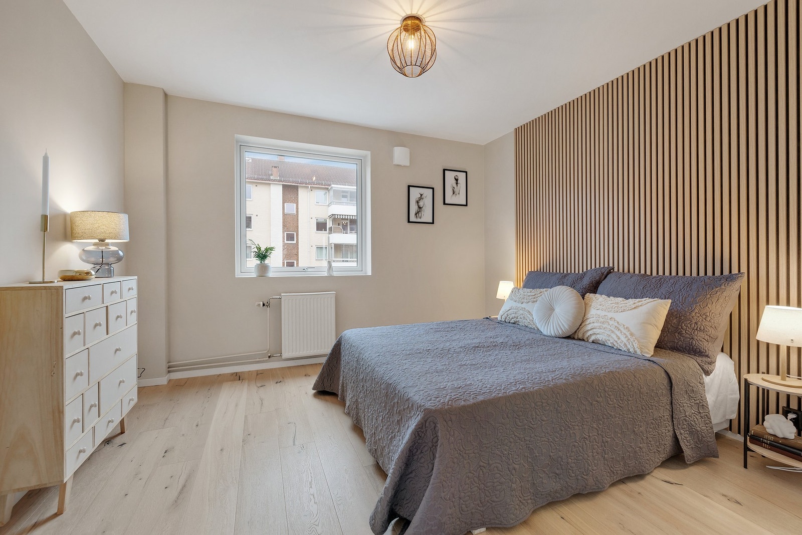 Stort vindu som slipper inn rikelig med naturlig lys Galleribilde