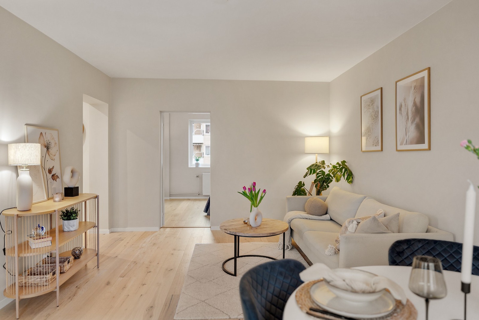 Stuen er holdt i moderne material- og fargevalg Galleribilde