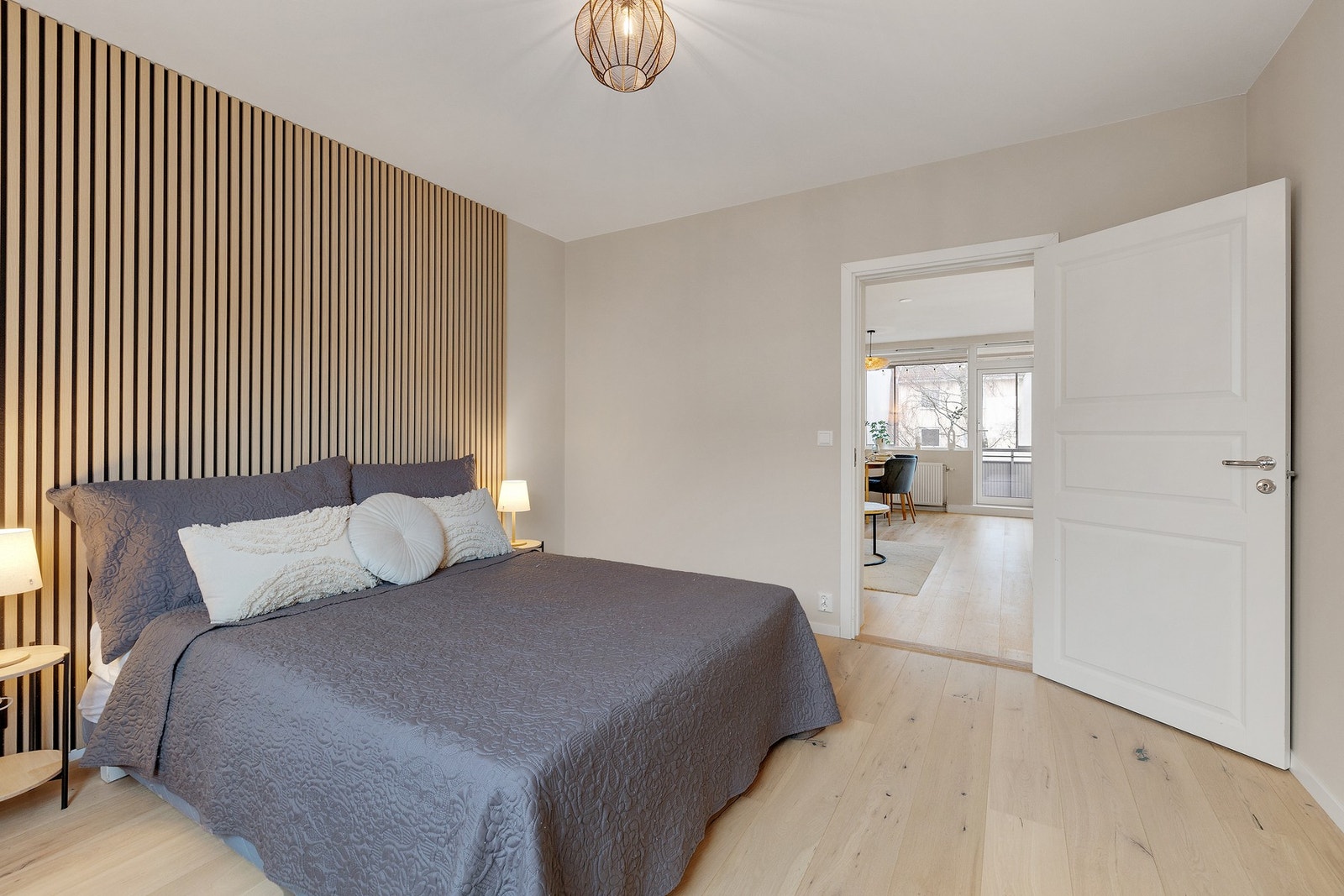 Rommet er pent pusset opp. Moderne spilevegg Galleribilde