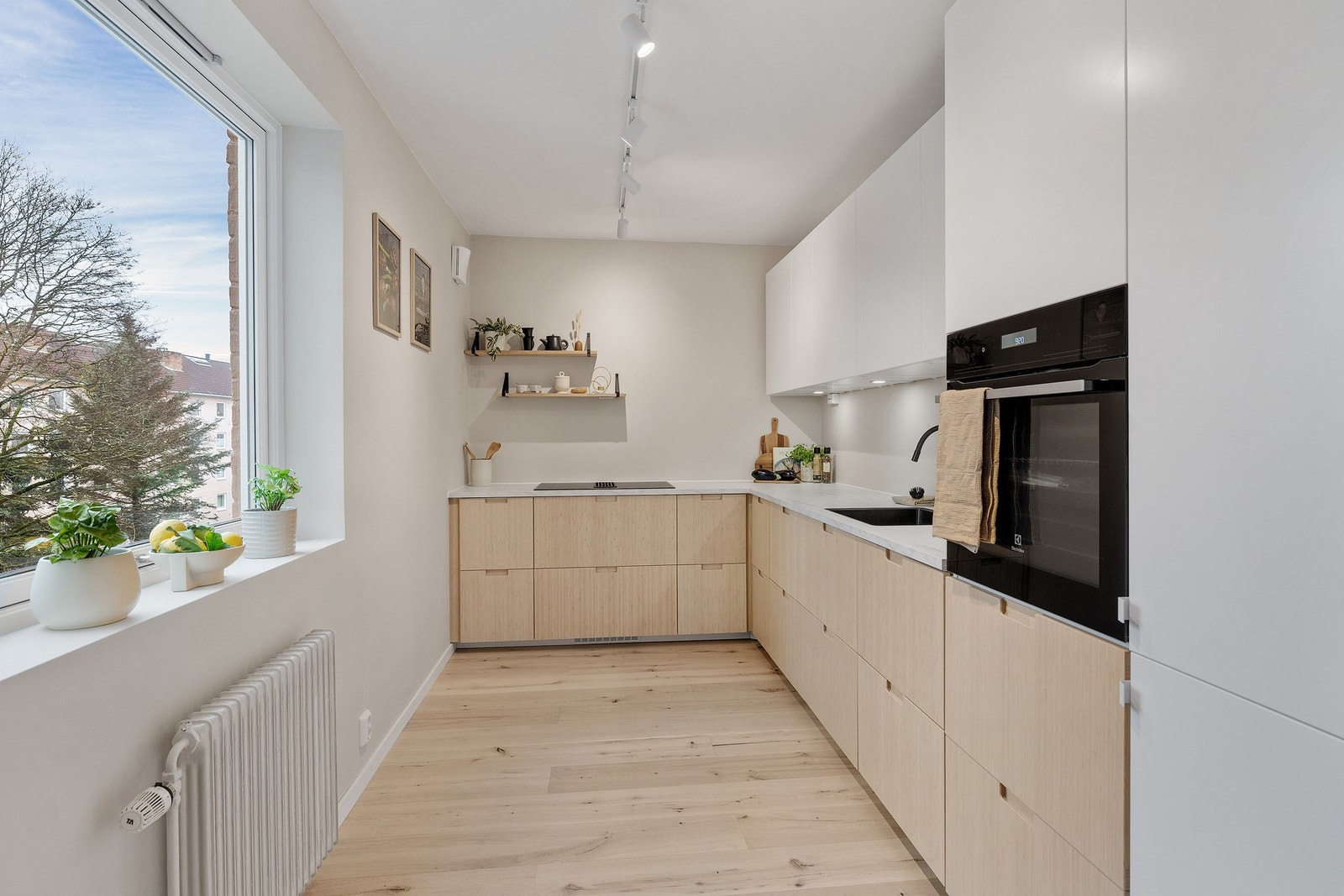 Nytt kjøkken med alle hvitevarer integrert Galleribilde