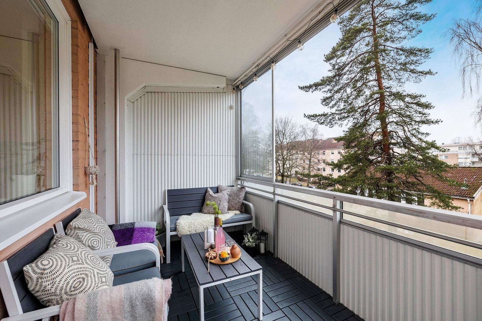 Balkongen er innglasset og vestvendt med ettermiddagssol Galleribilde
