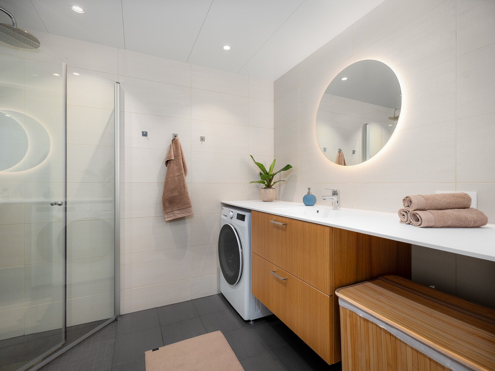 Innredning og garnityr på badet består av et dusjhjørne med veggmontert dusjdør og blandebatteri. Galleribilde