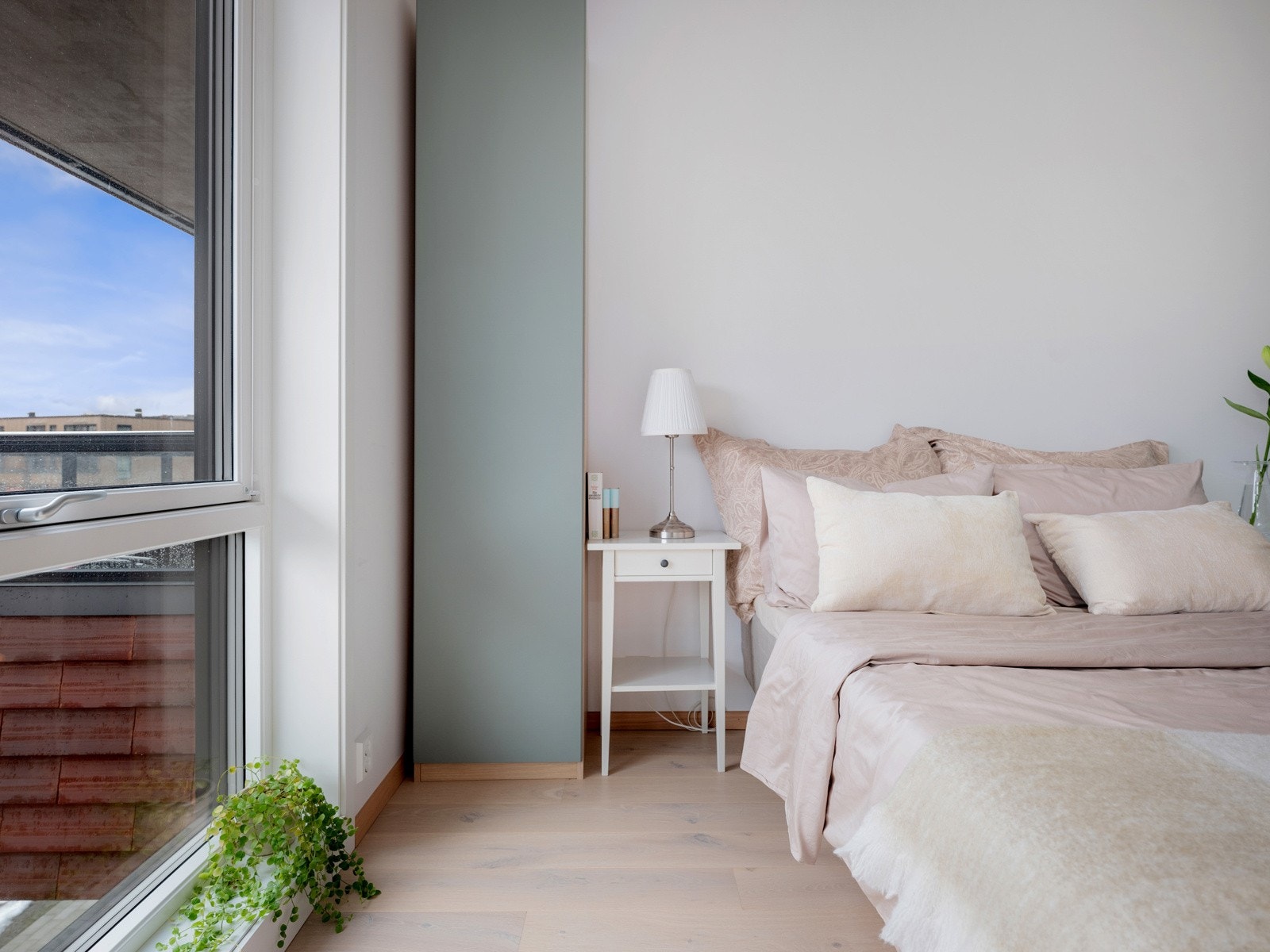 Herlig soverom med plass til dobbeltseng. Galleribilde