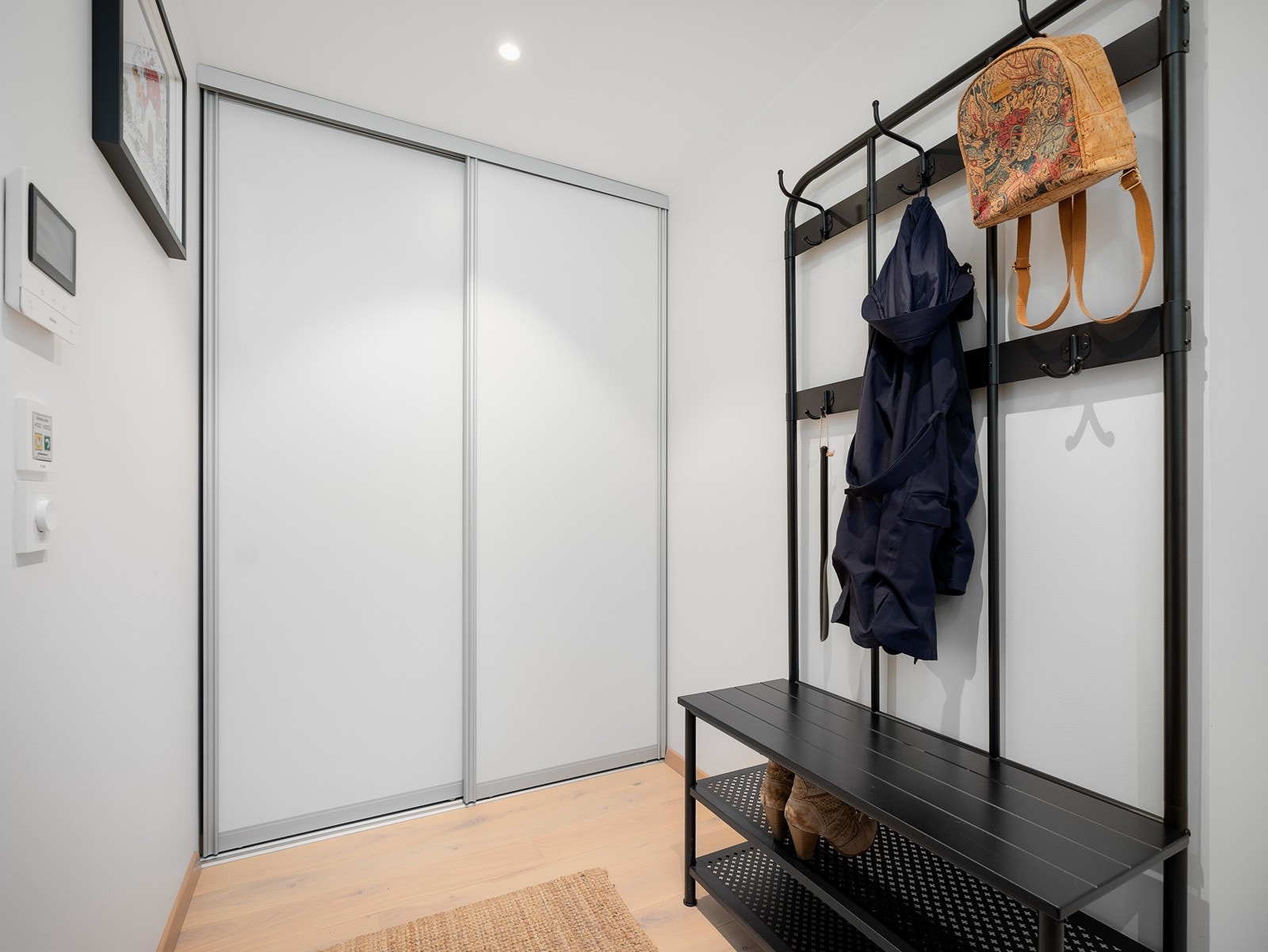 Romslig entré med en dyp garderobe. Galleribilde