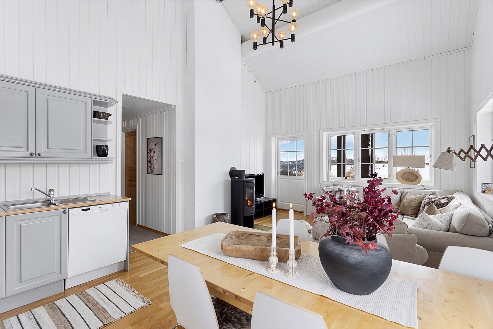 Fra stuen er det direkte utgang til hyggelig veranda Galleribilde