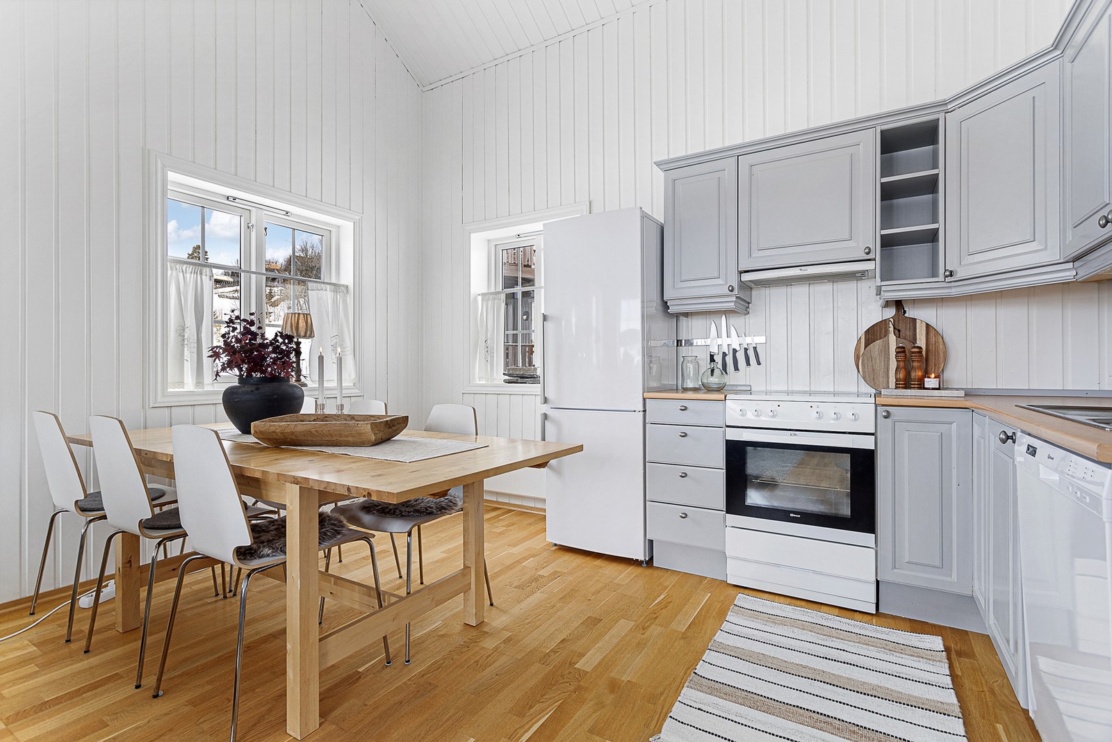 Åpen stue/kjøkken-løsning skaper en sosial og trivelig atmosfære Galleribilde