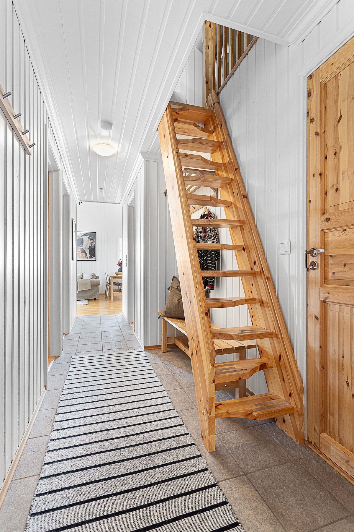 Entré med trapp opp til hems. Adkomst til innvendig bod til høyre i bildet Galleribilde