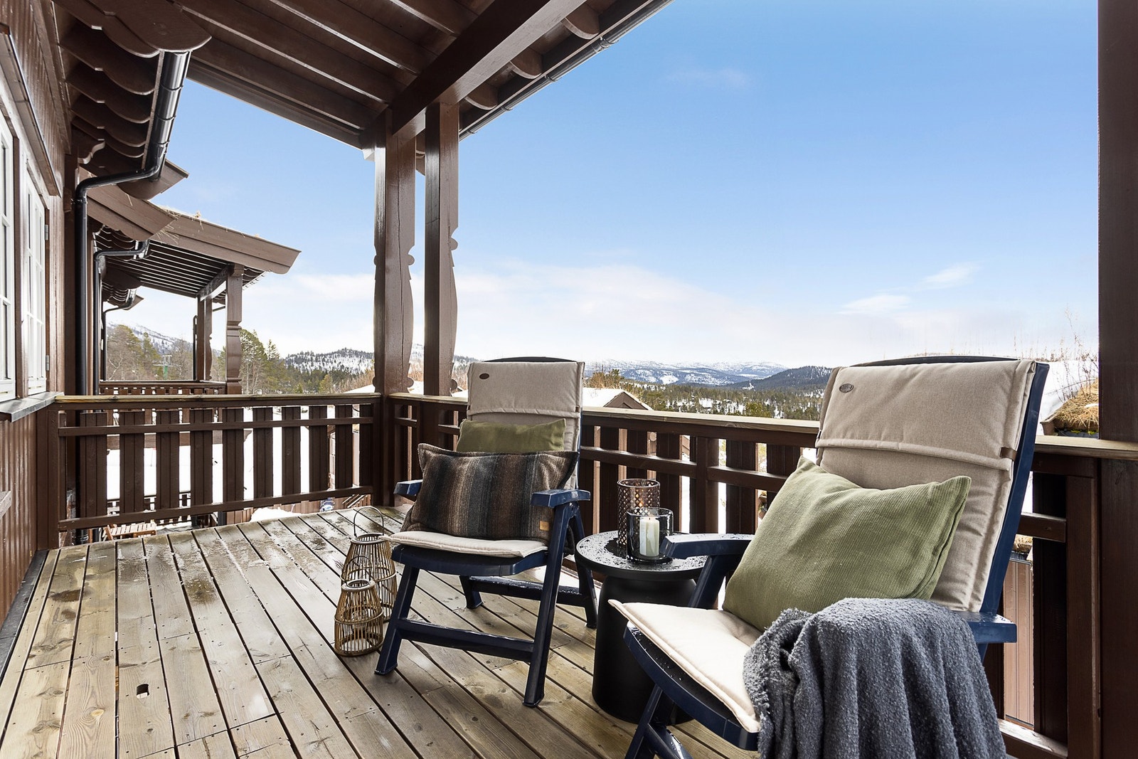 Romslig, vestvendt veranda med gode solforhold Galleribilde