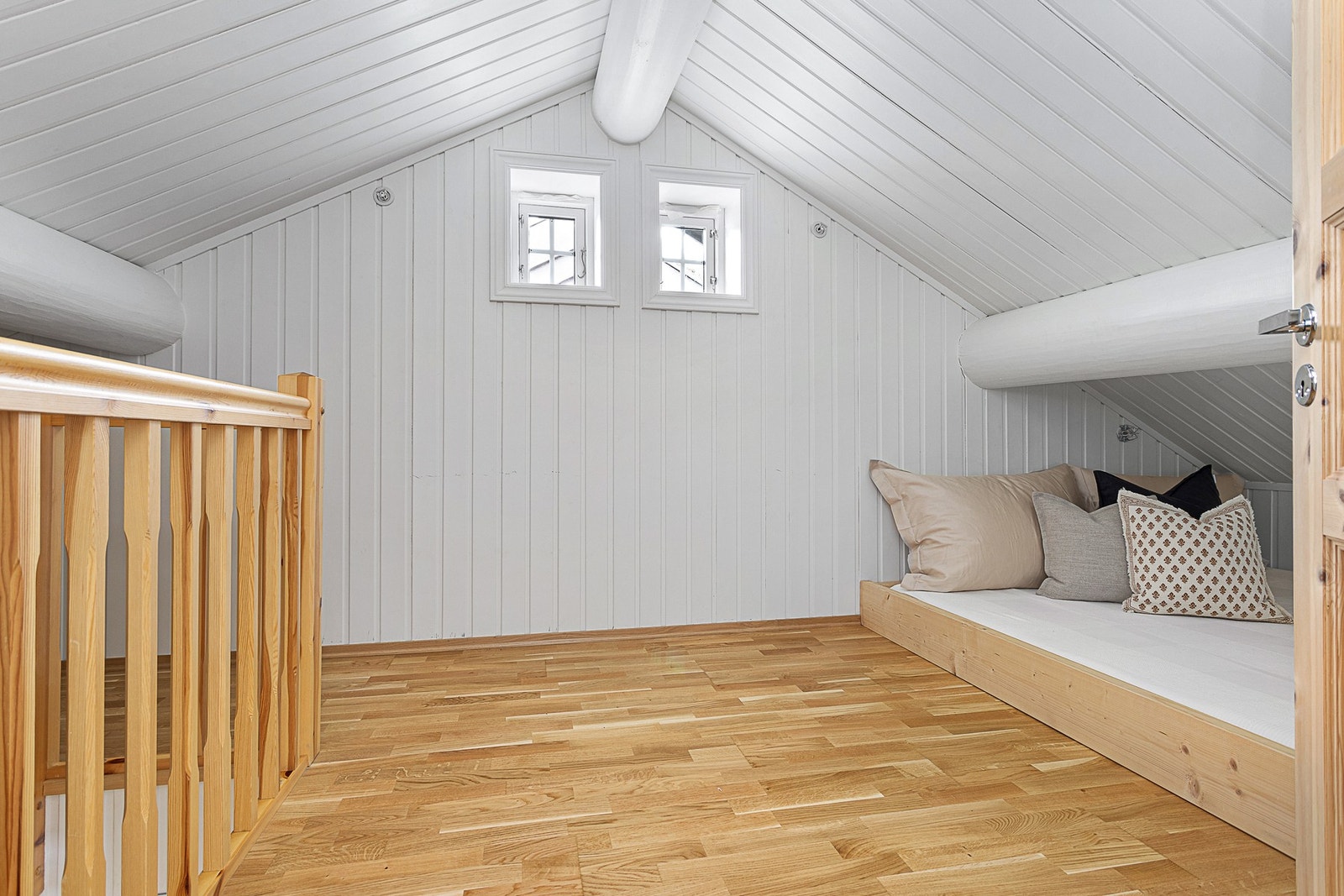 Hems/loftsetasje innredet med plassbygde senger (hems er ikke godkjent som soverom pga rømningsveg/størrelse på vindu) Galleribilde