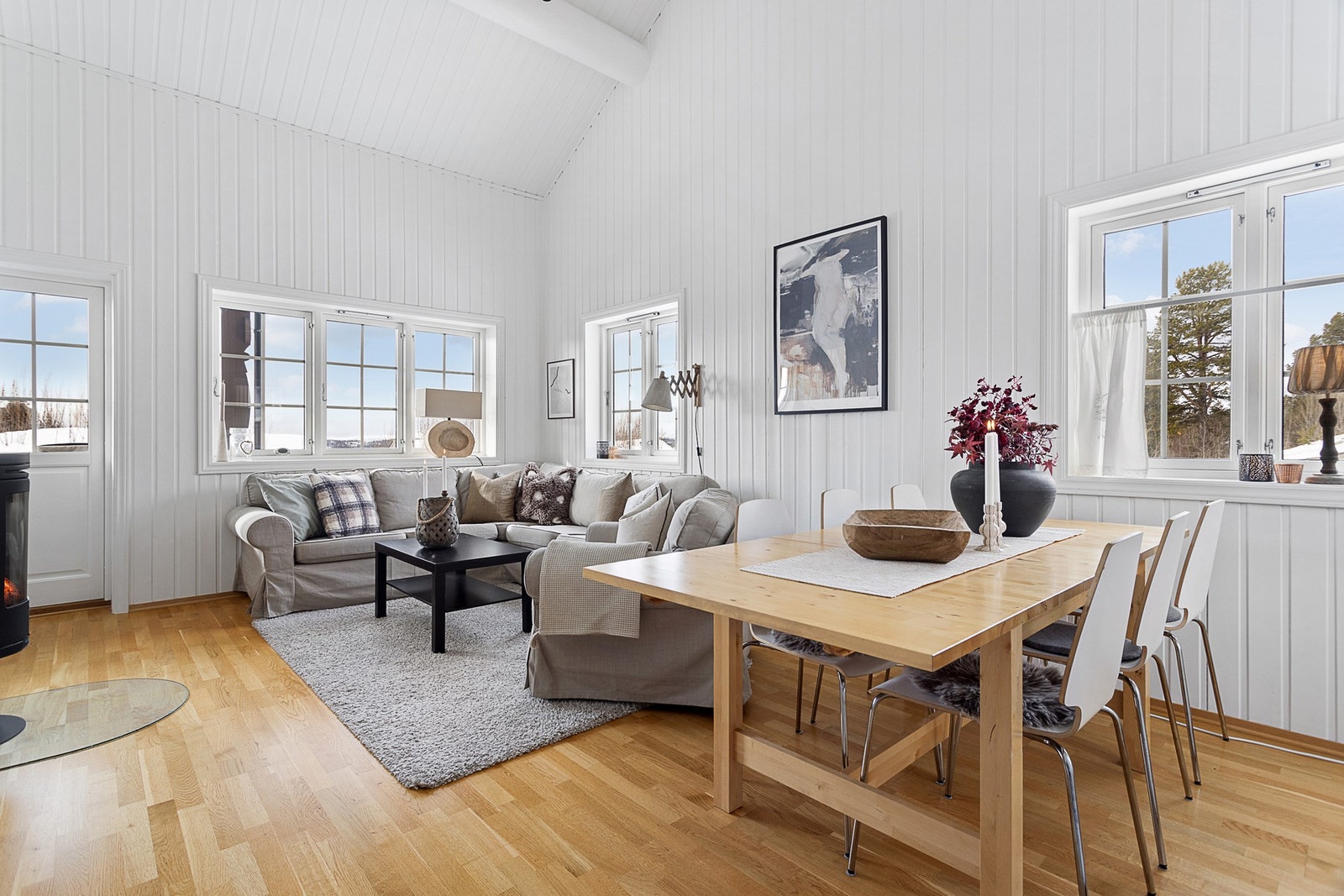 Innbydende stue med god plass til sofagruppe og tv -løsning. Peisovn som gir ekstra hygge og varme på kalde vinterdager. Galleribilde