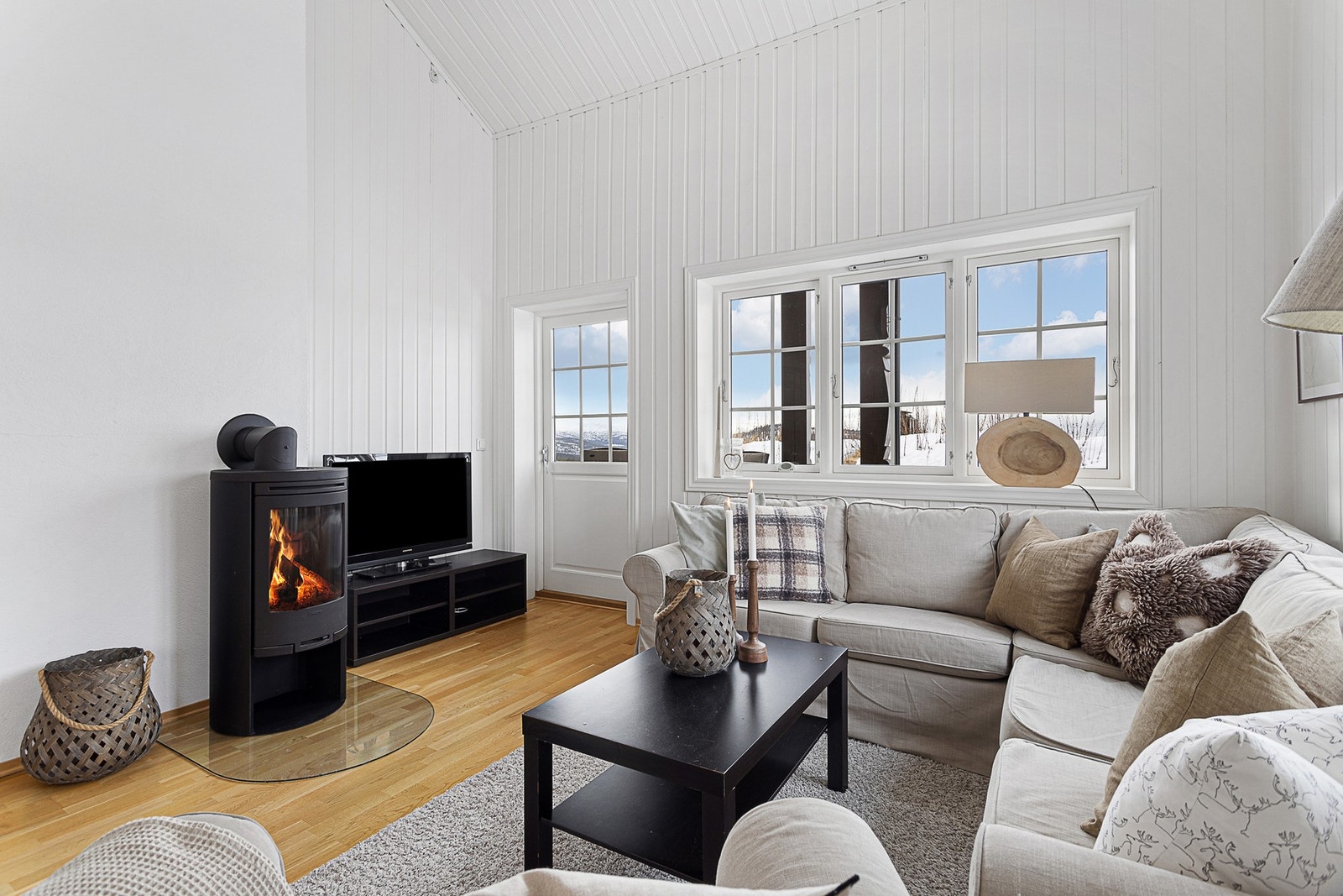 Lyse overflater og full takhøyde gir en luftig og behagelig romfølelse. Galleribilde