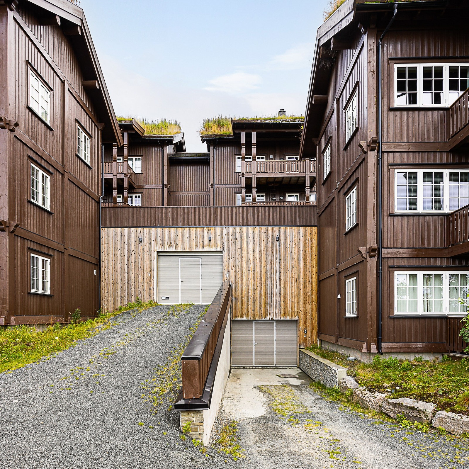 Med leiligheten følger egen parkeringsplass i lukket garasjeanlegg. Elektrisk portåpner Galleribilde