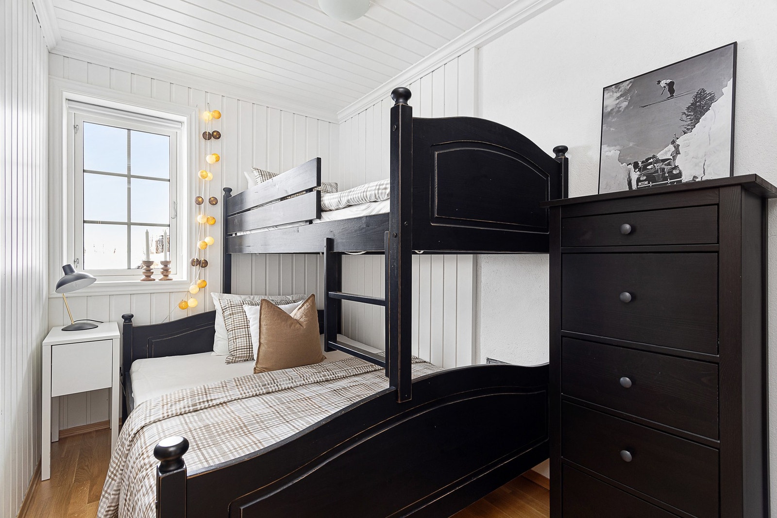 Soverom II innredet med familiekøye og kommode Galleribilde