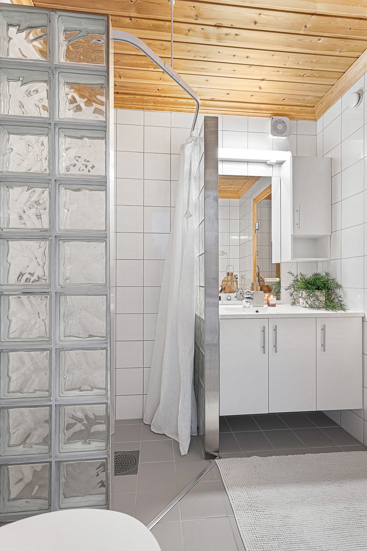 Flislagt baderom med dusjnisje, innredning med servant og toalett. I tillegg badstue i tilknytning til bad Galleribilde