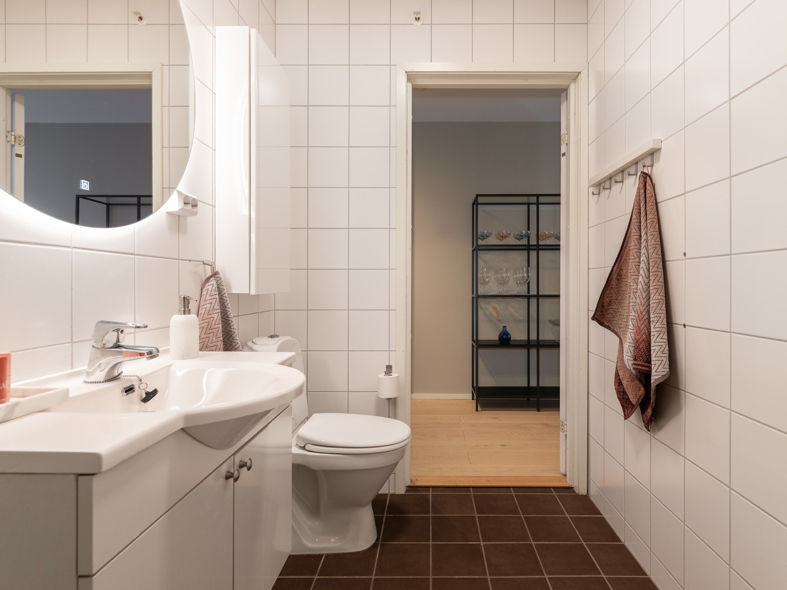 Badet har opplegg for vaskemaskin, toalett, dusjhjørne og servant med underskap. Galleribilde