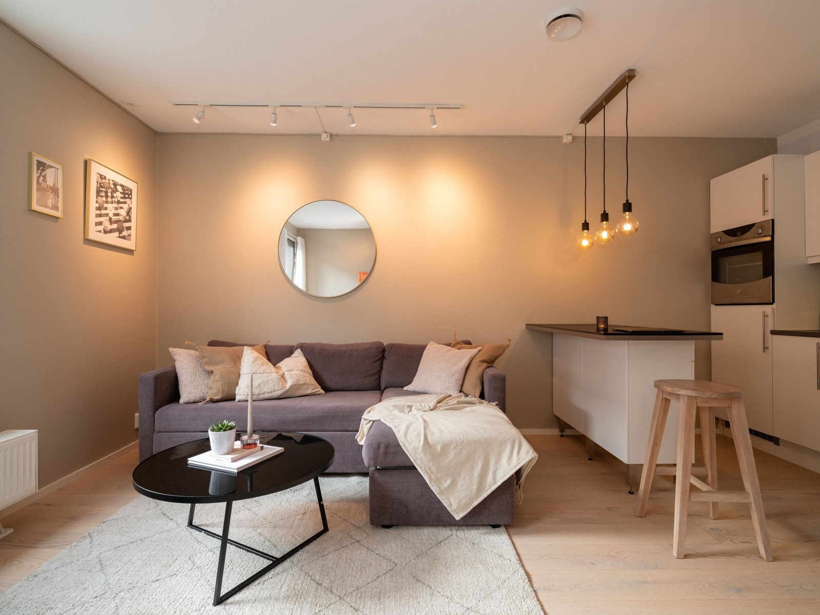Leiligheten er malt i moderne duse farger. Galleribilde