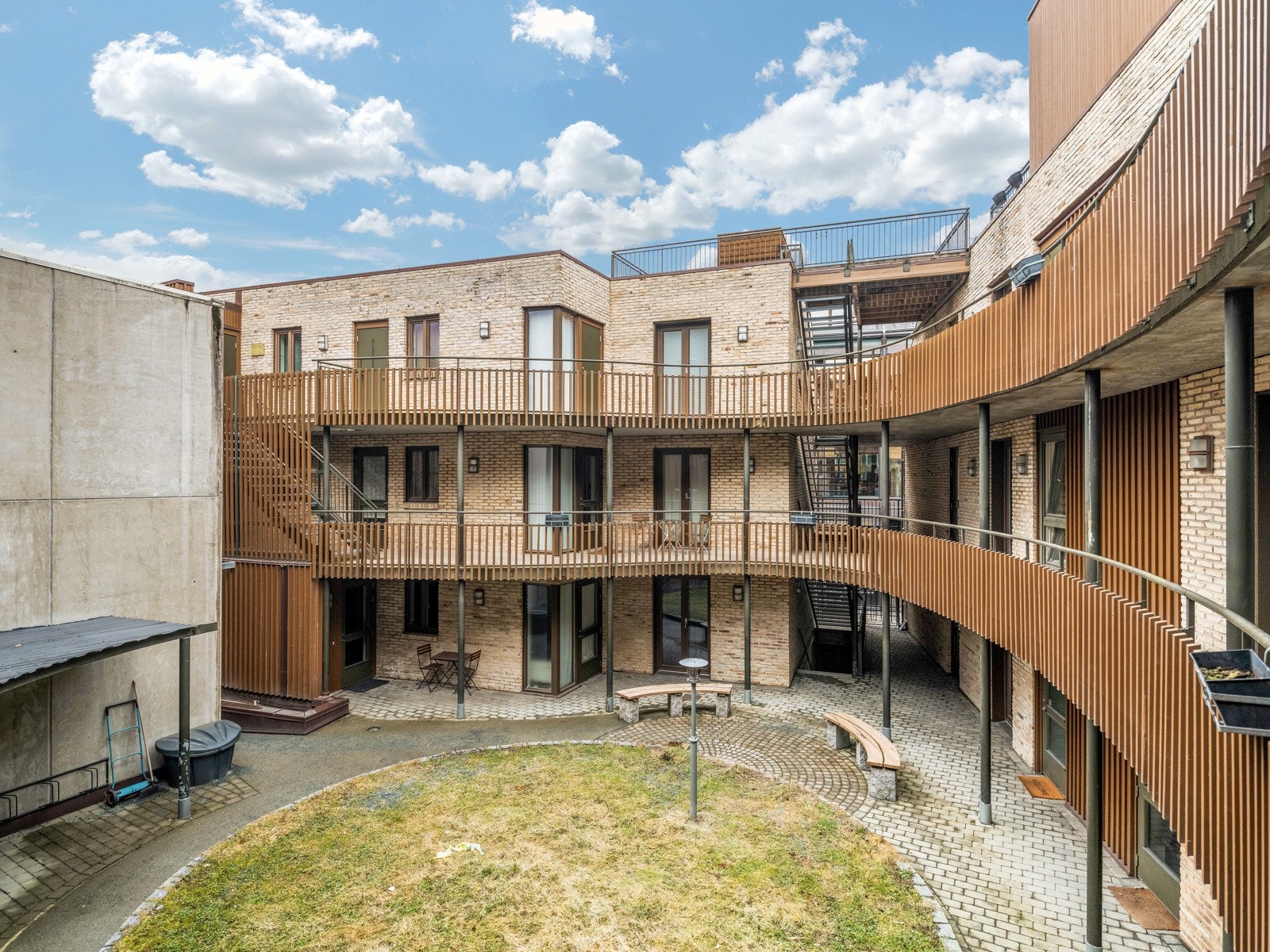 Stor bakgård med sykkelparkering Galleribilde