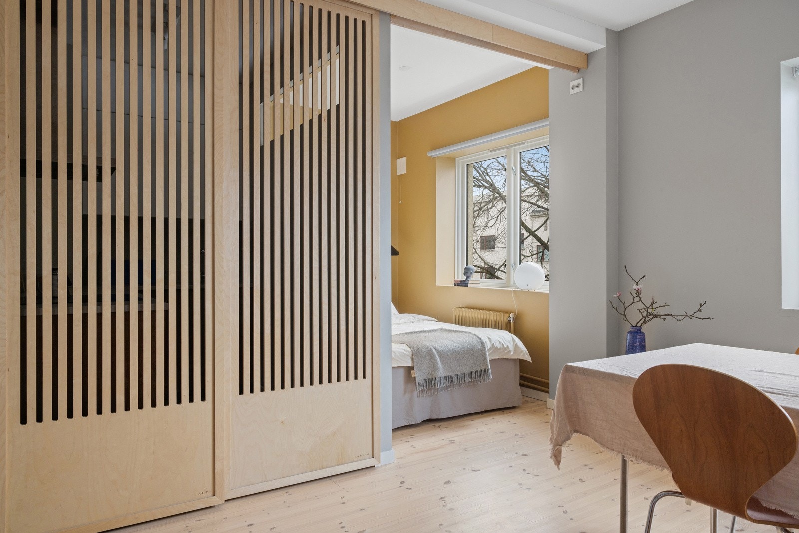 Leiligheten fremstilles meget tidsriktig med fine material- og fargevalg Galleribilde