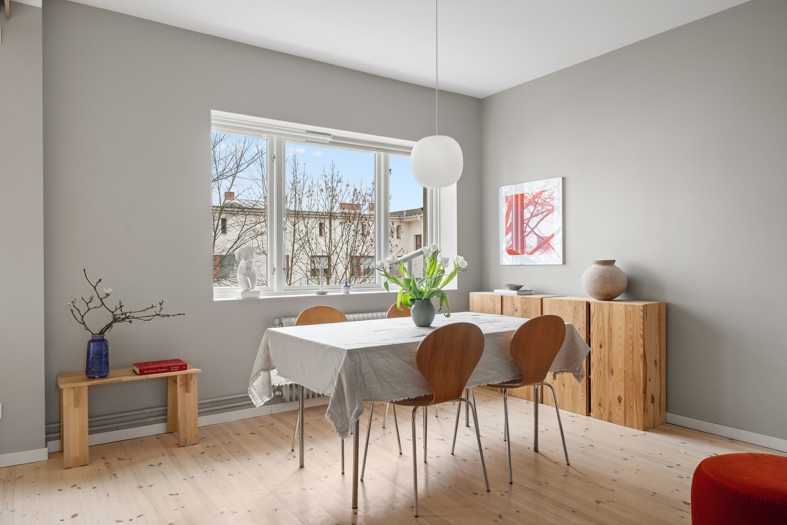 Oppholdsrommet er enkelt å møblere etter eget ønske og behov. Overflater ble malt i 2020 Galleribilde