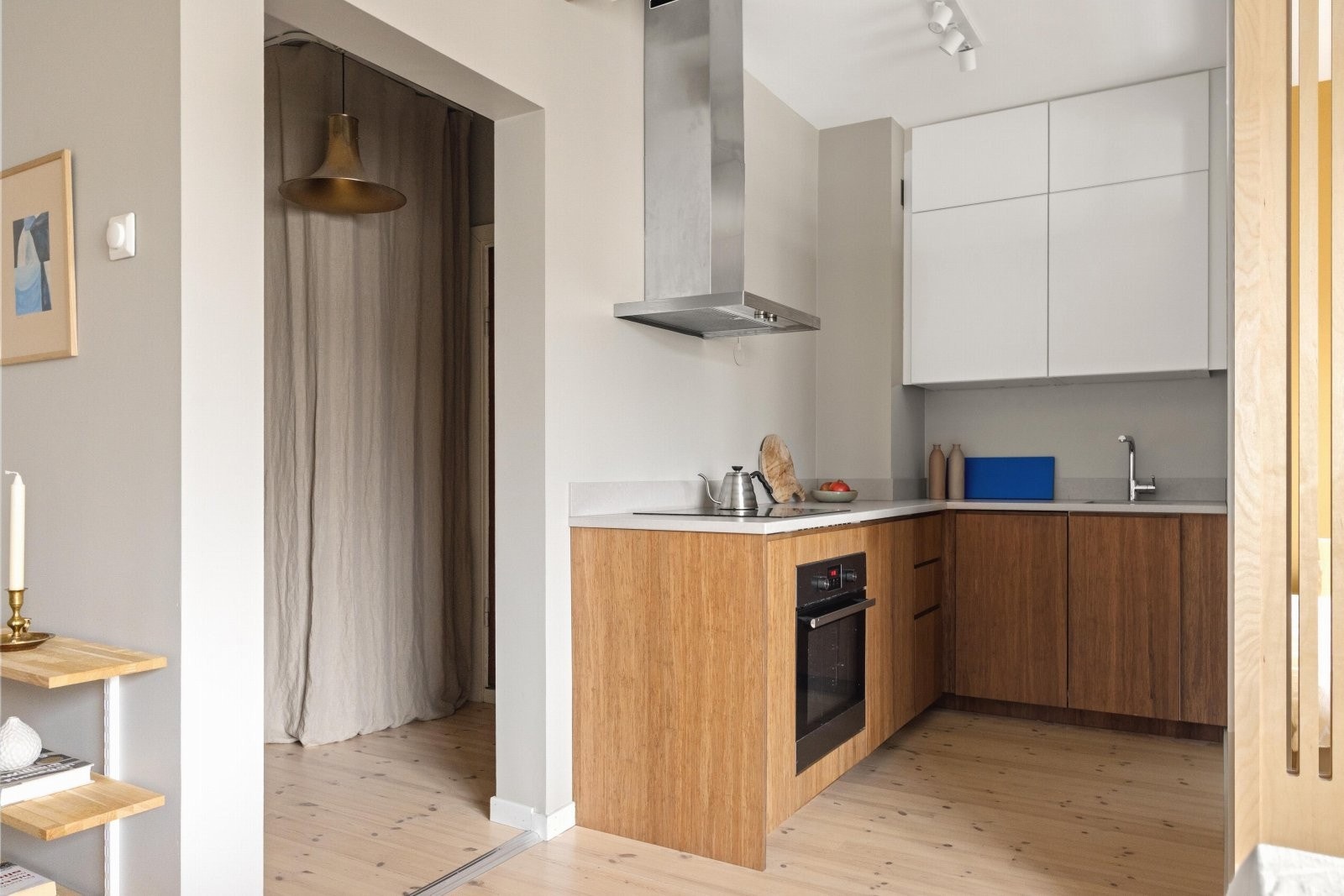 Fra stuen er det åpen løsning mot stilig kjøkken fra 2020 Galleribilde