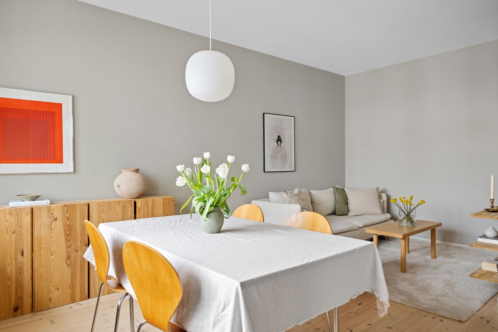 Leiligheten har et luftig oppholdsrom med åpen stue/spisestue mot lekkert kjøkken Galleribilde