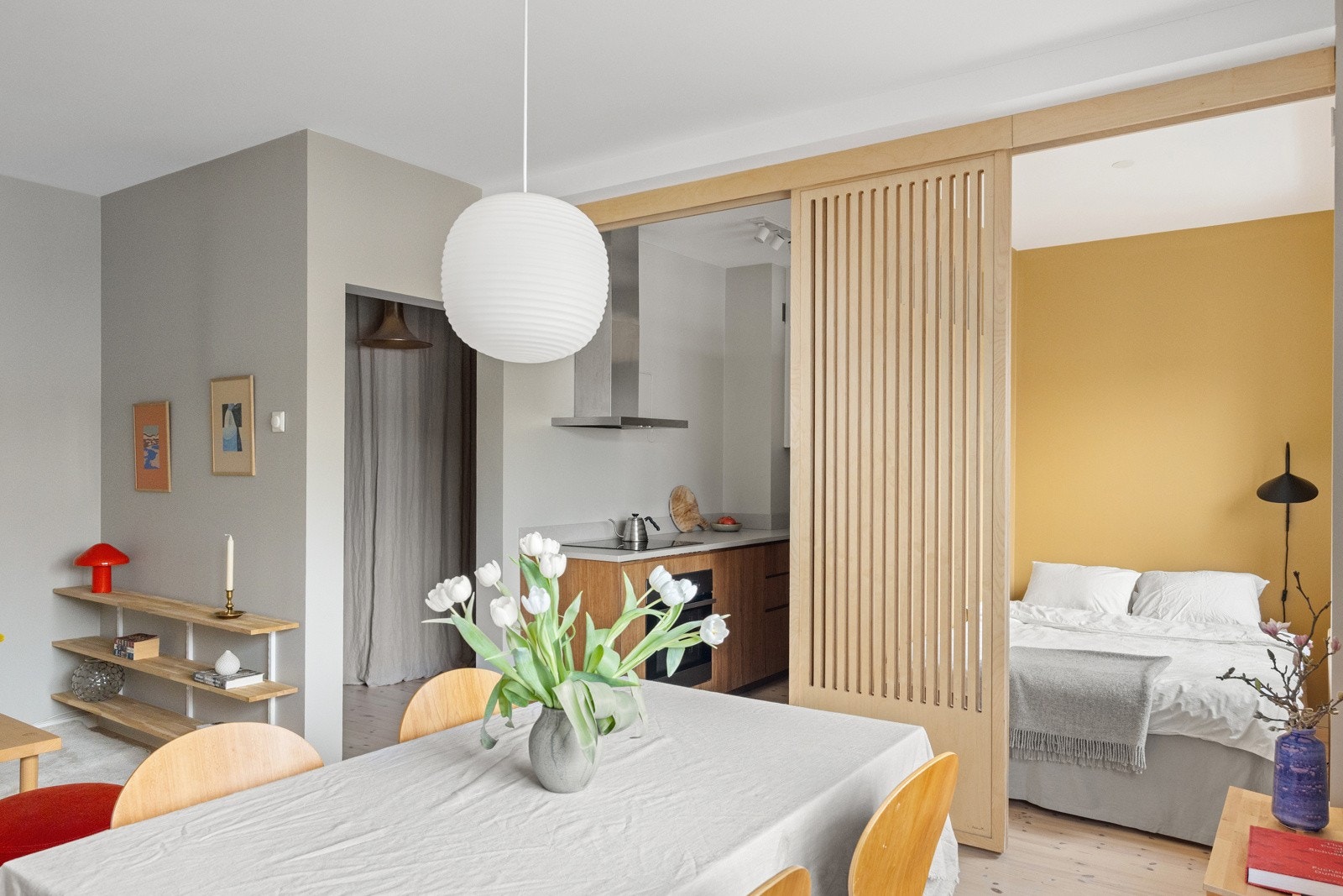 I 2020 ble det etablert en flott skyvedør av trespiler mellom sovealkove og kjøkken Galleribilde