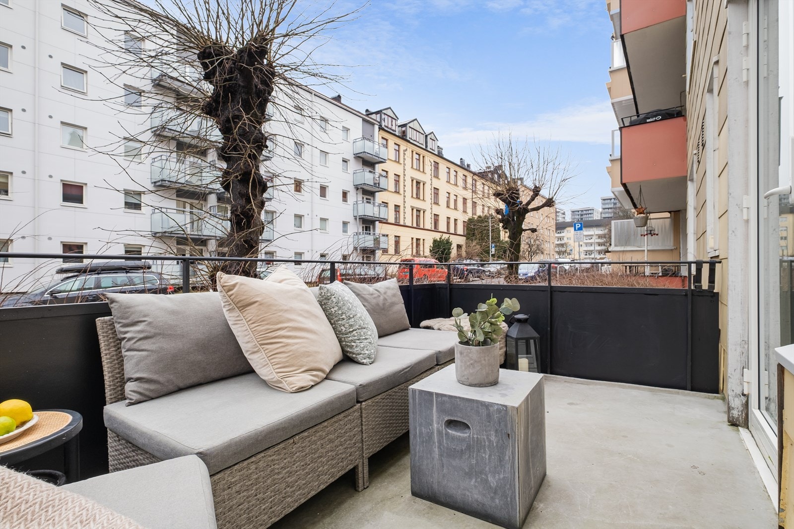 Stor og solrik markterrasse med god plass til utemøblement Galleribilde