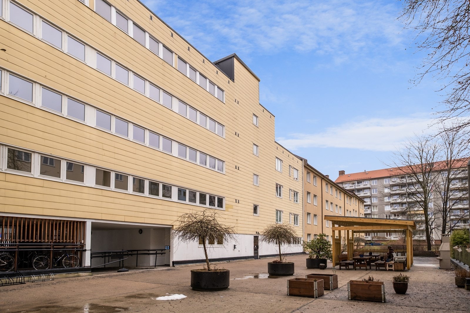 Hyggelig bakgård Galleribilde