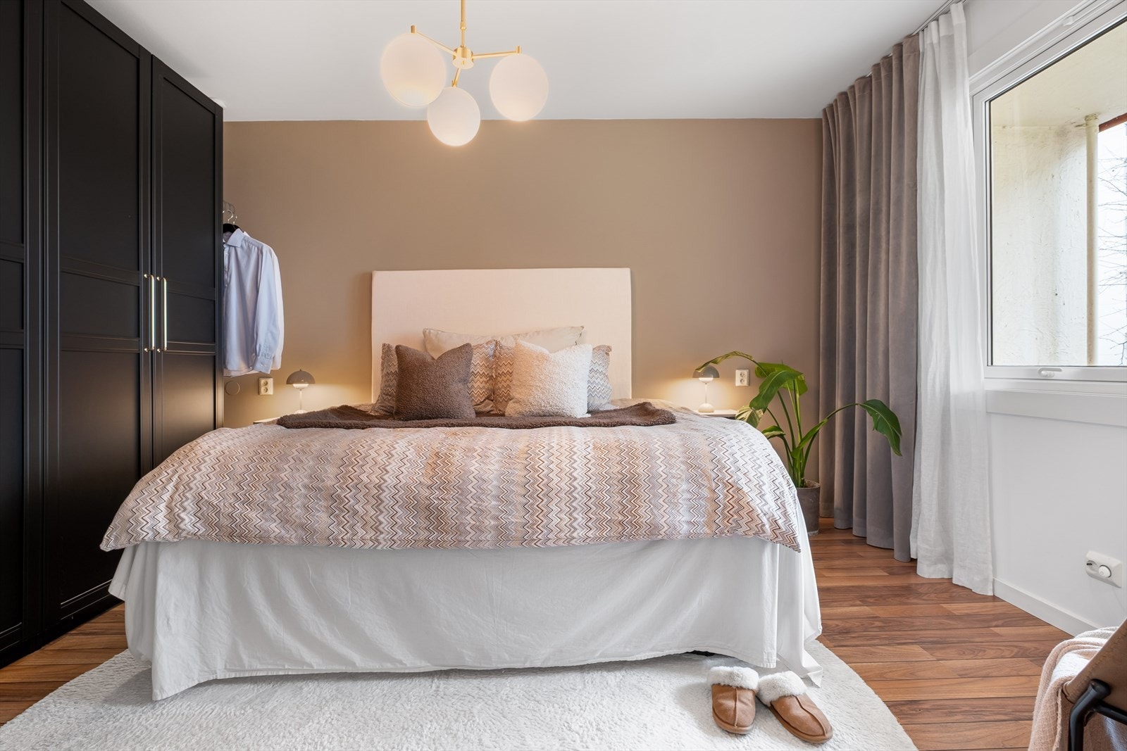 Romslig hovedsoverom med god plass til dobbeltseng med tilhørende nattbord Galleribilde