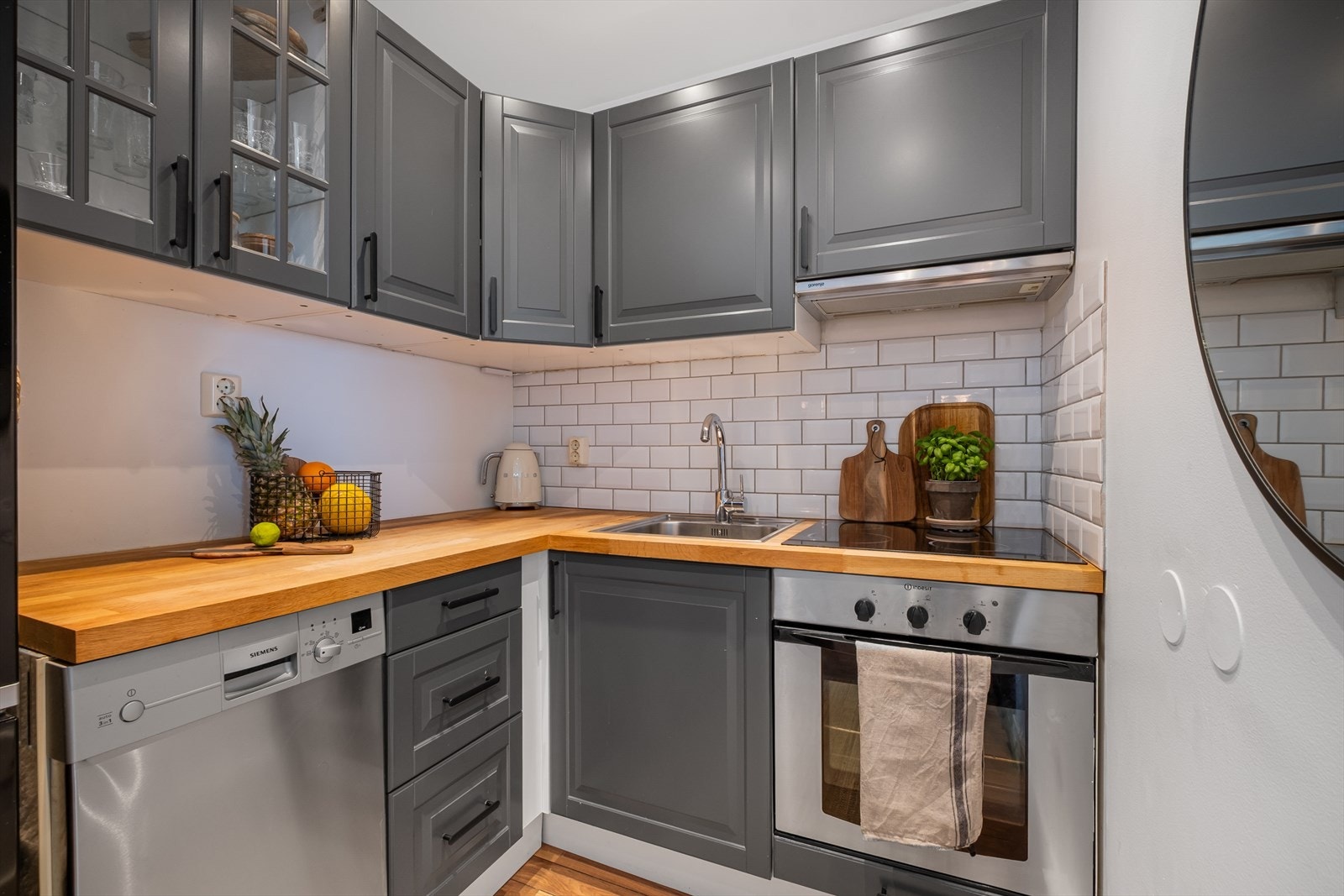 Kjøkkeninnredning med profilerte fronter - Heltre benkeplate med nedfelt vask- og skyllekum Galleribilde