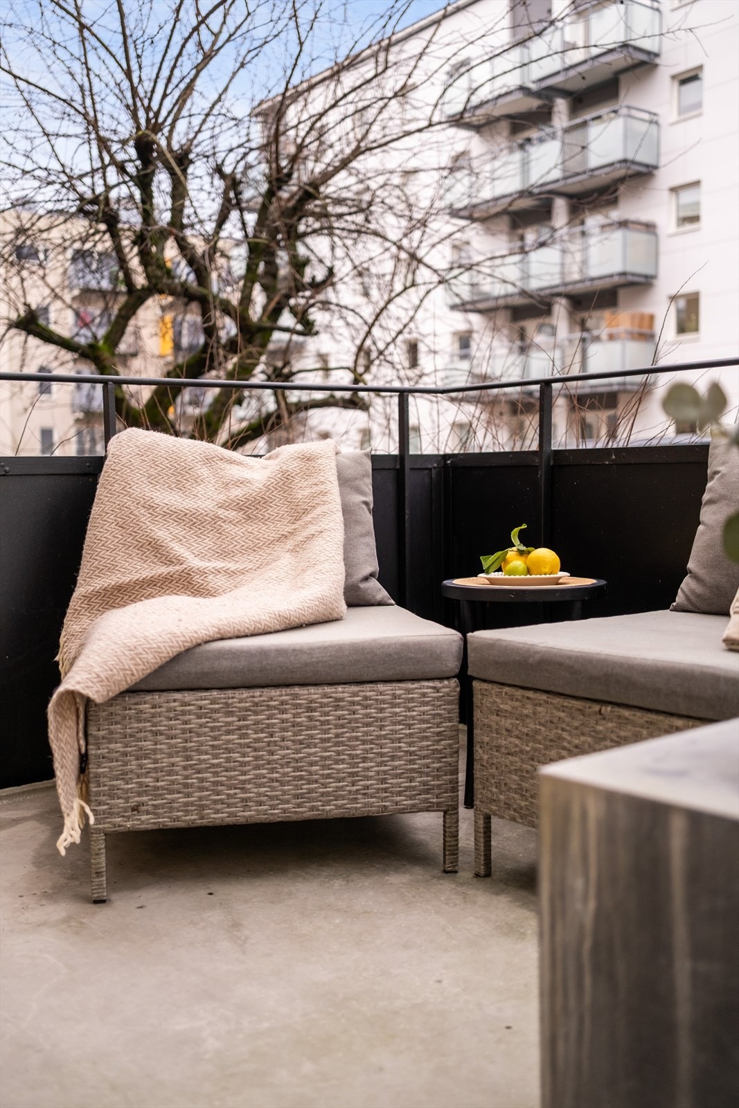 Nåværende eier har malt innsiden av balkongen fra rød til en mer tidsriktig farge - sort Galleribilde